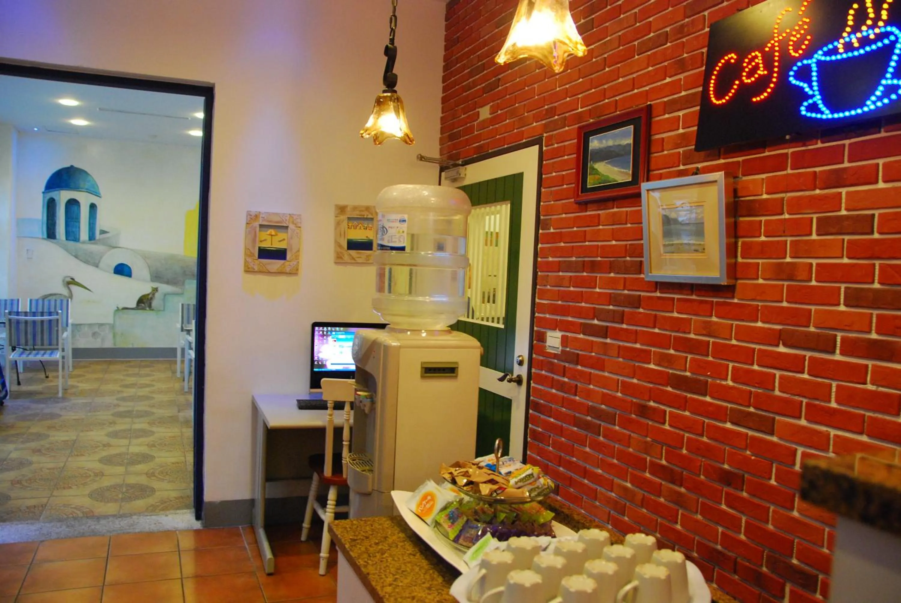 Communal lounge/ TV room in Hotel Bayview