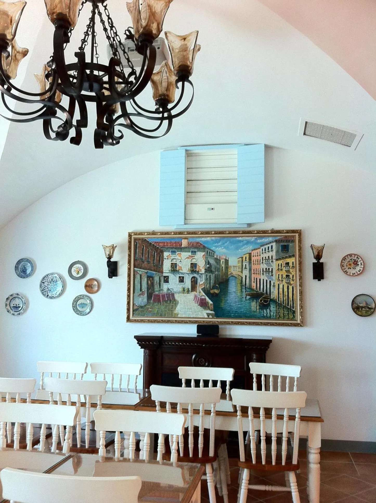 Communal lounge/ TV room in Hotel Bayview