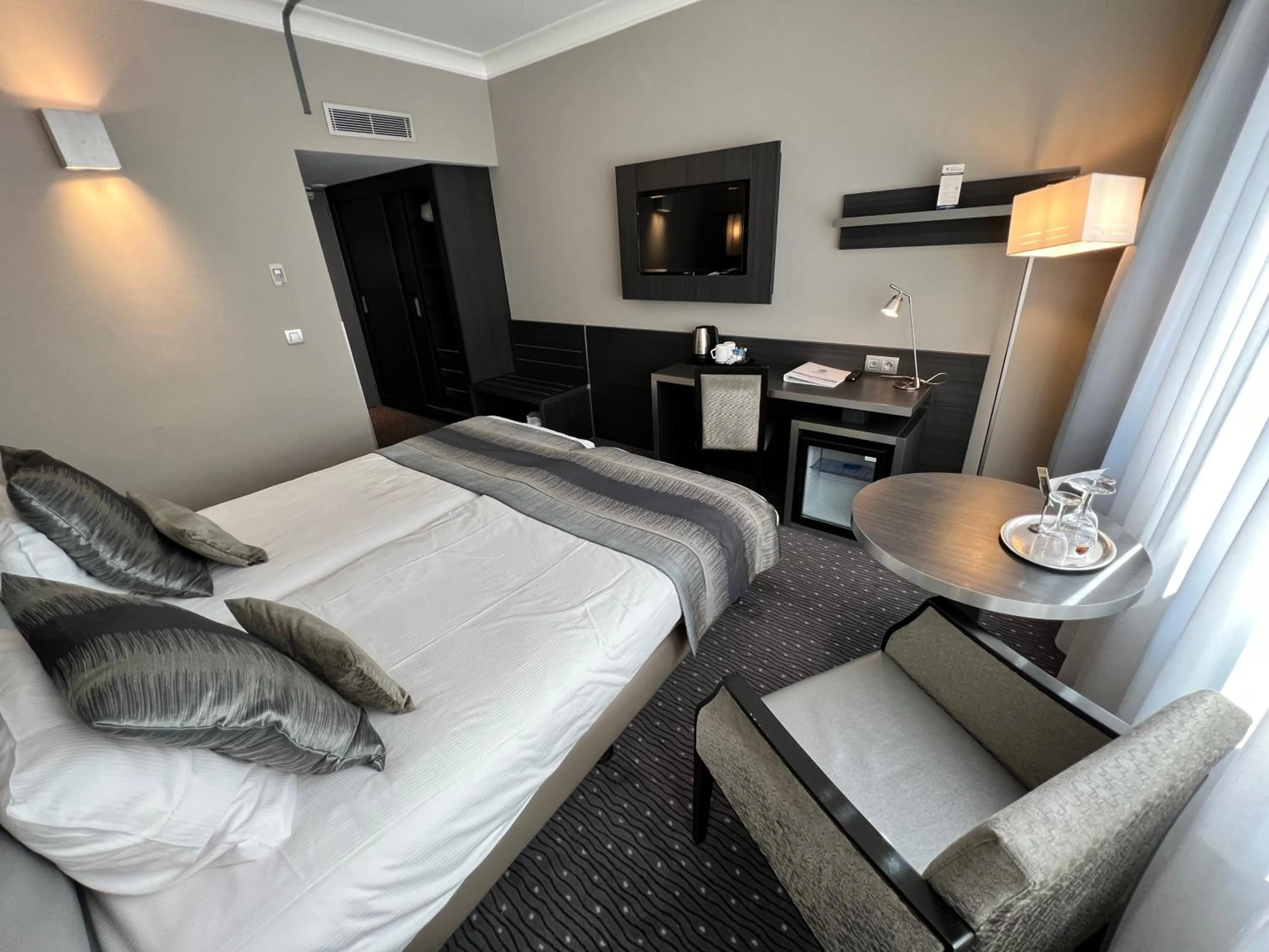 Photo of the whole room, Bed in Best Western Hotel Royal Centre