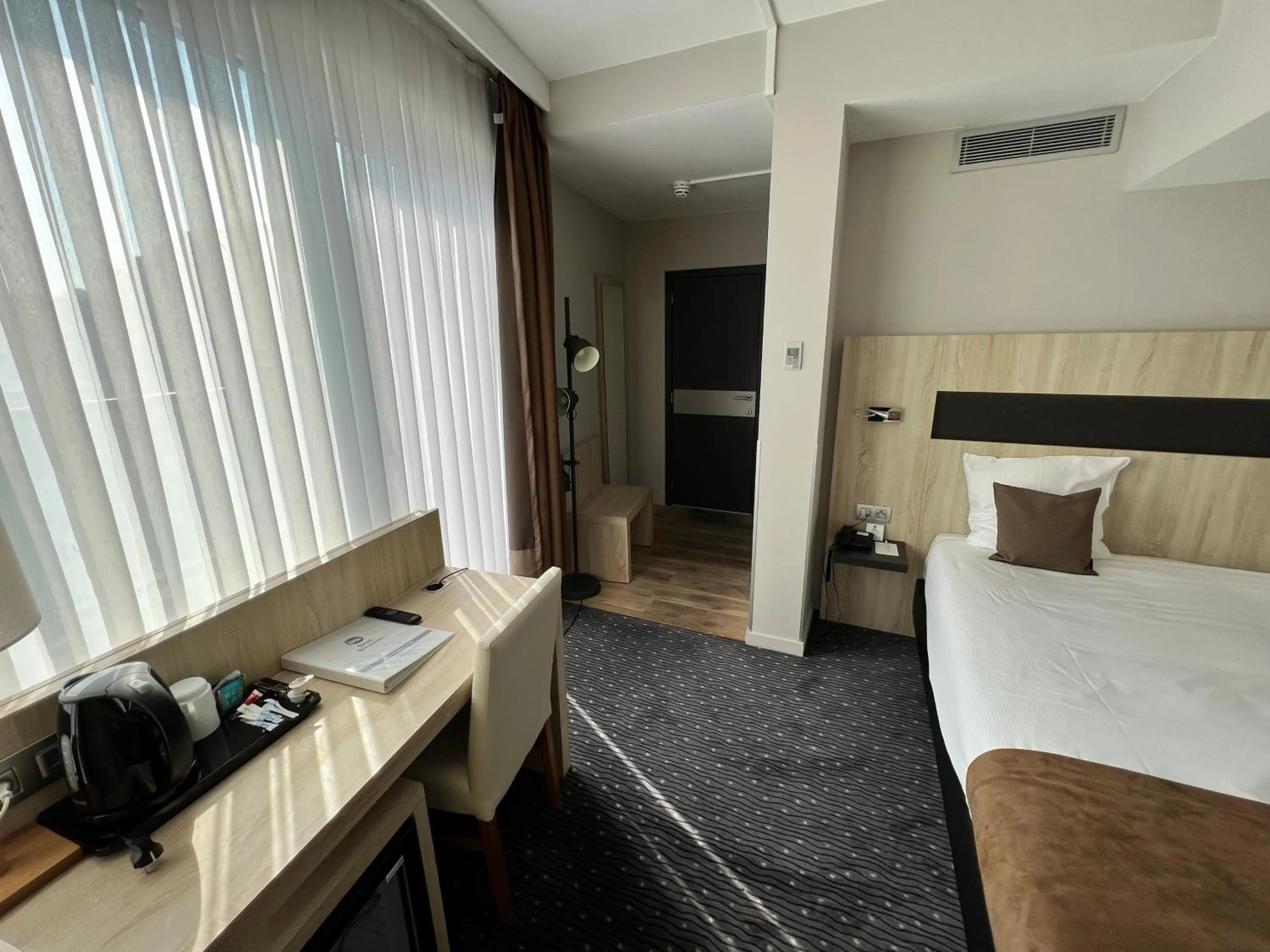 Photo of the whole room, Bed in Best Western Hotel Royal Centre