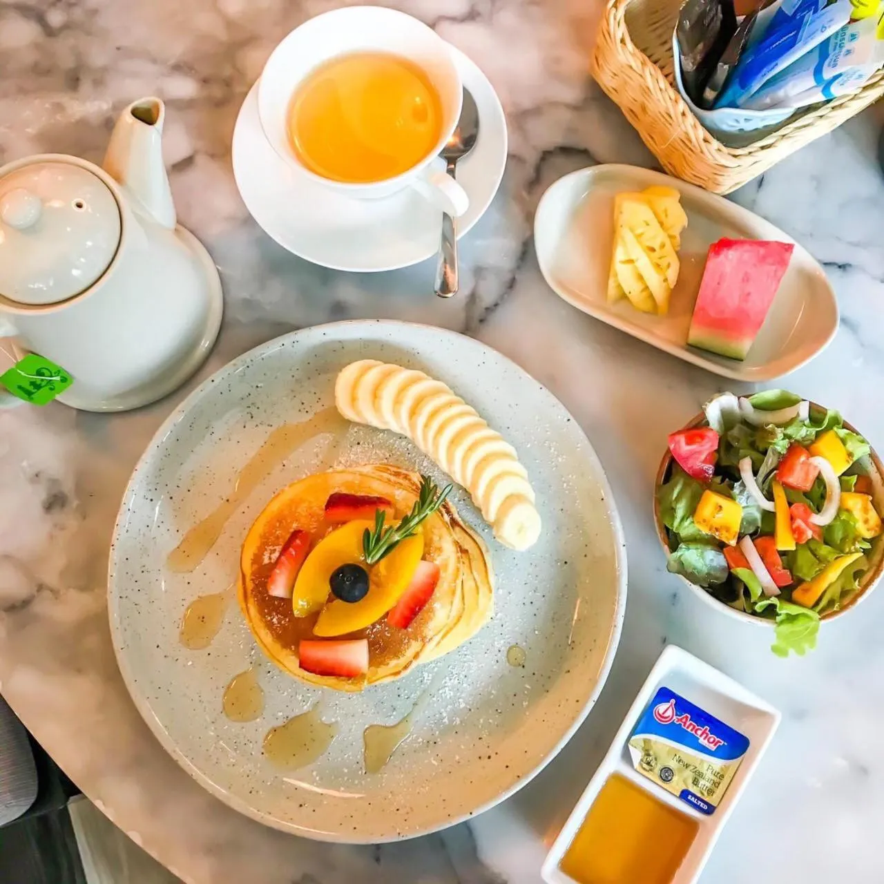 Food and drinks in Saturdays Residence by Brown Starling