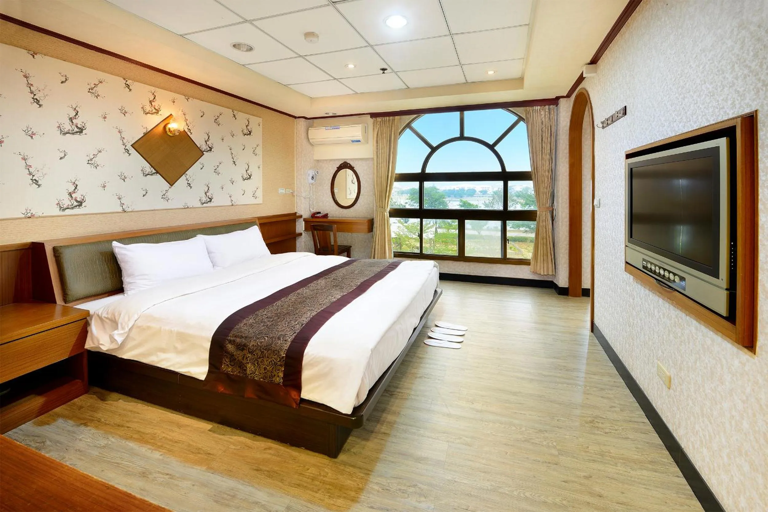 Shower, Bed in Jinsa Lakeside View Resort