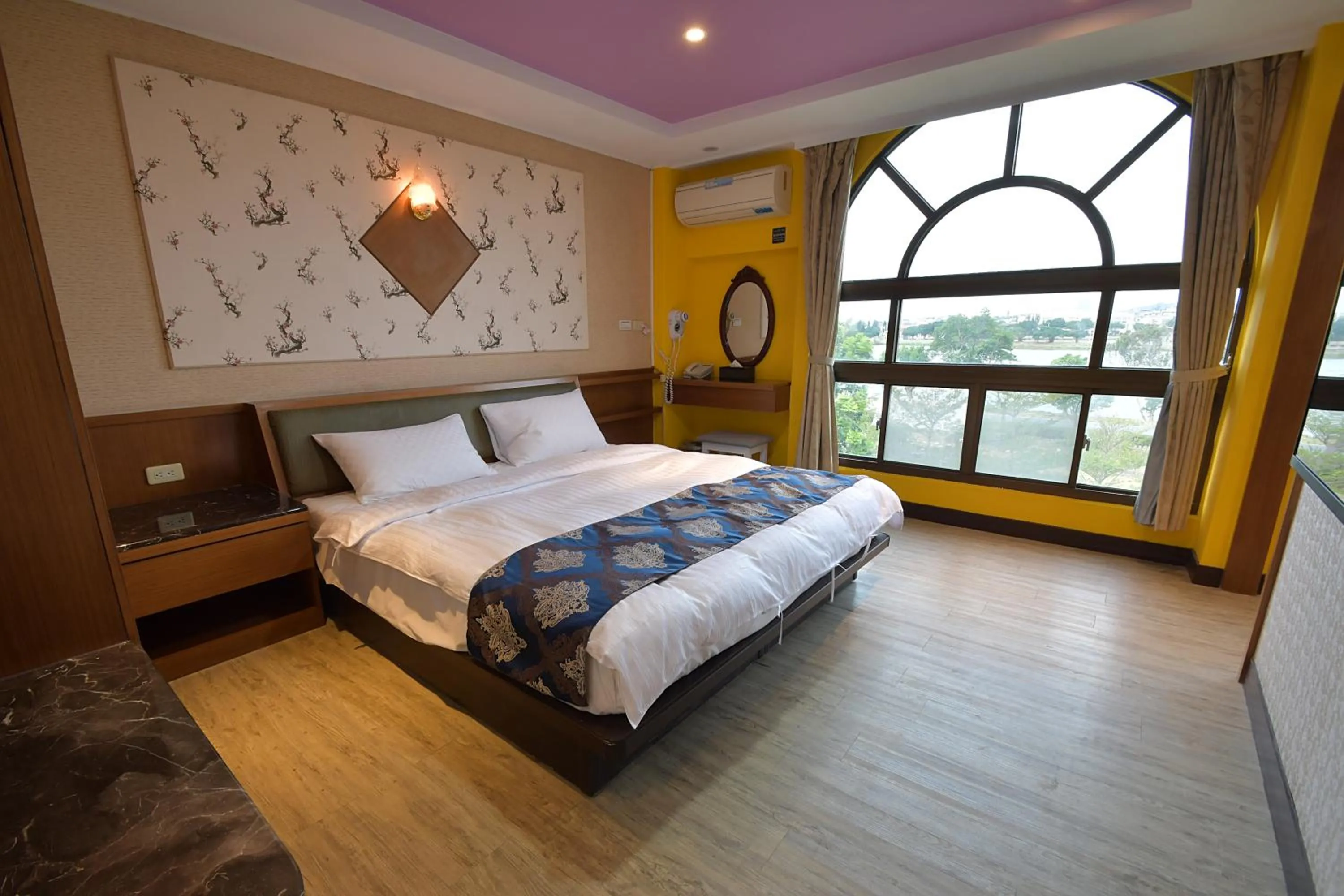 Bed in Jinsa Lakeside View Resort