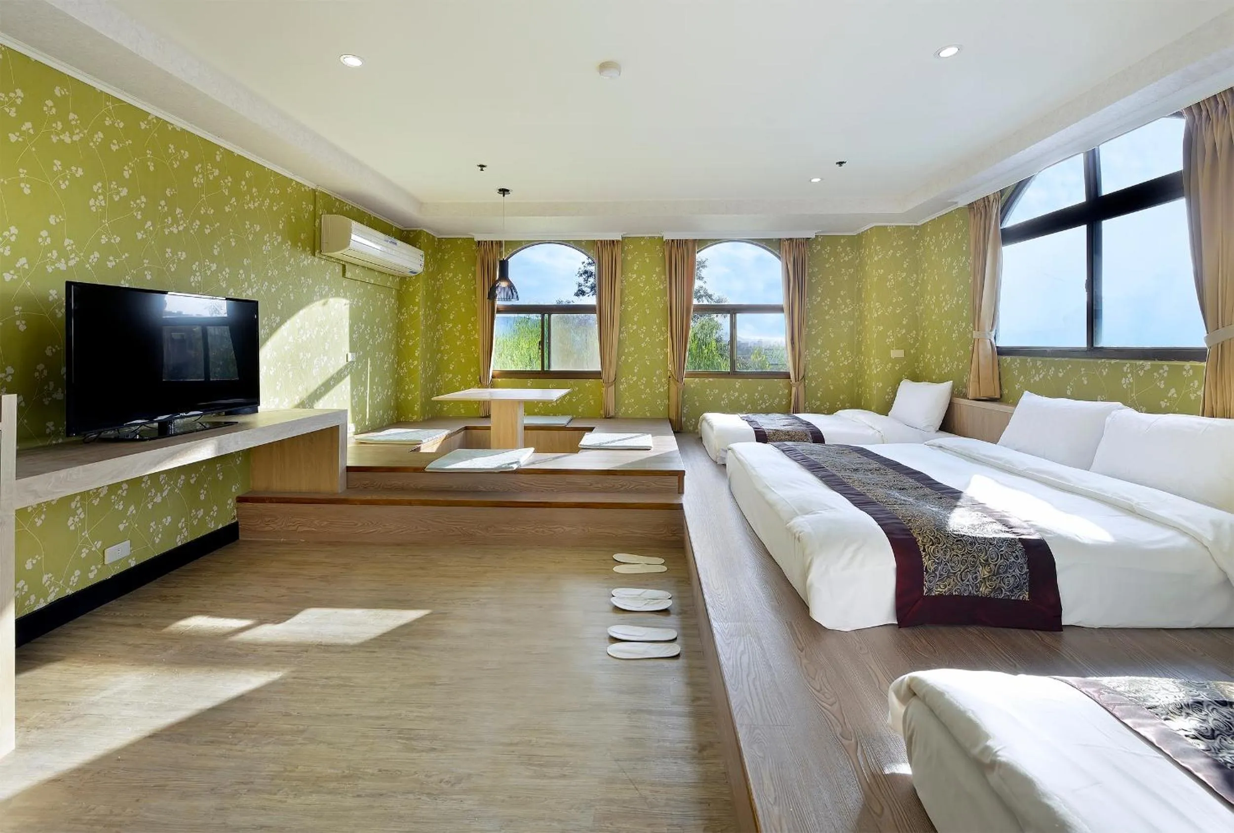 Bed in Jinsa Lakeside View Resort