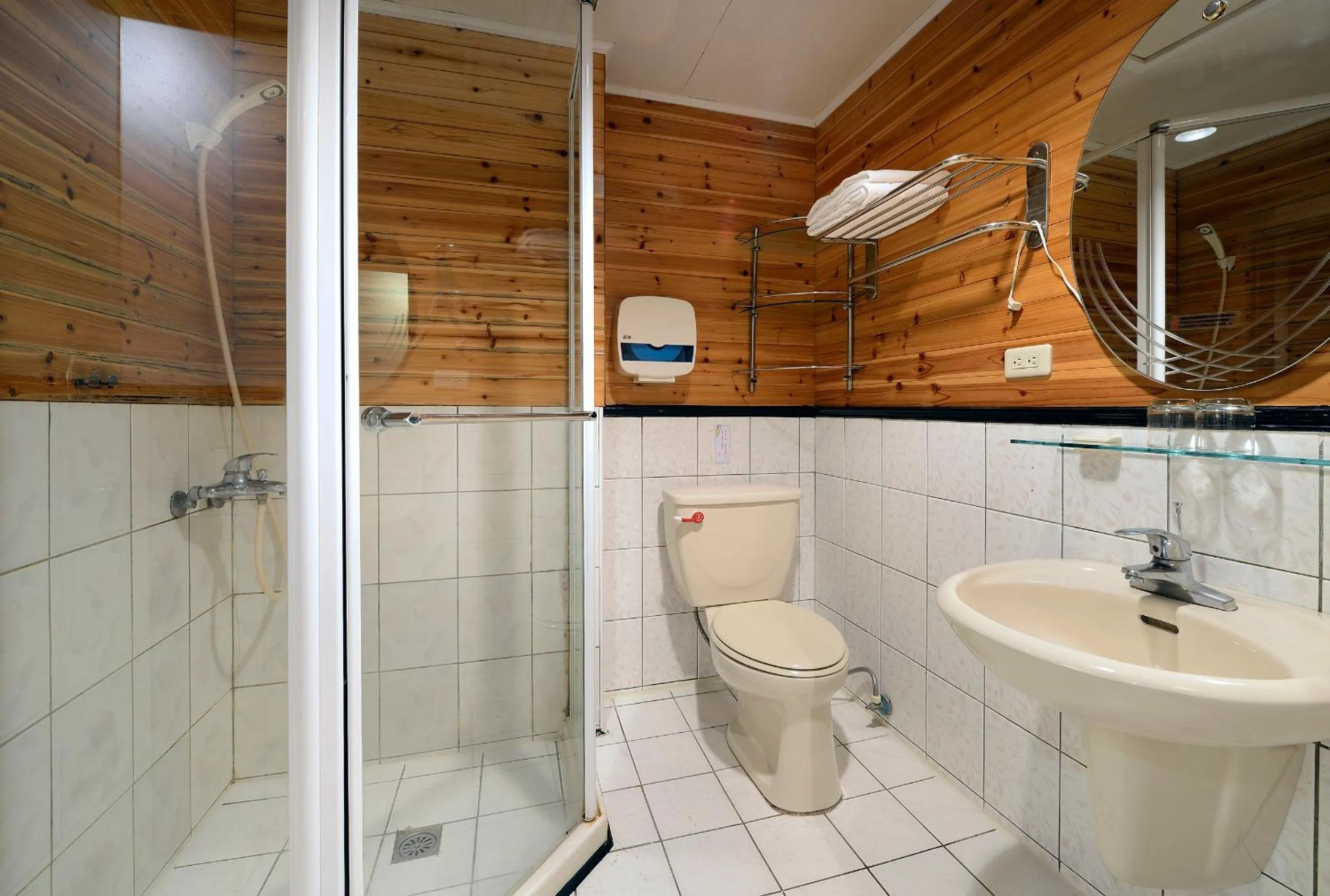 Shower in Jinsa Lakeside View Resort