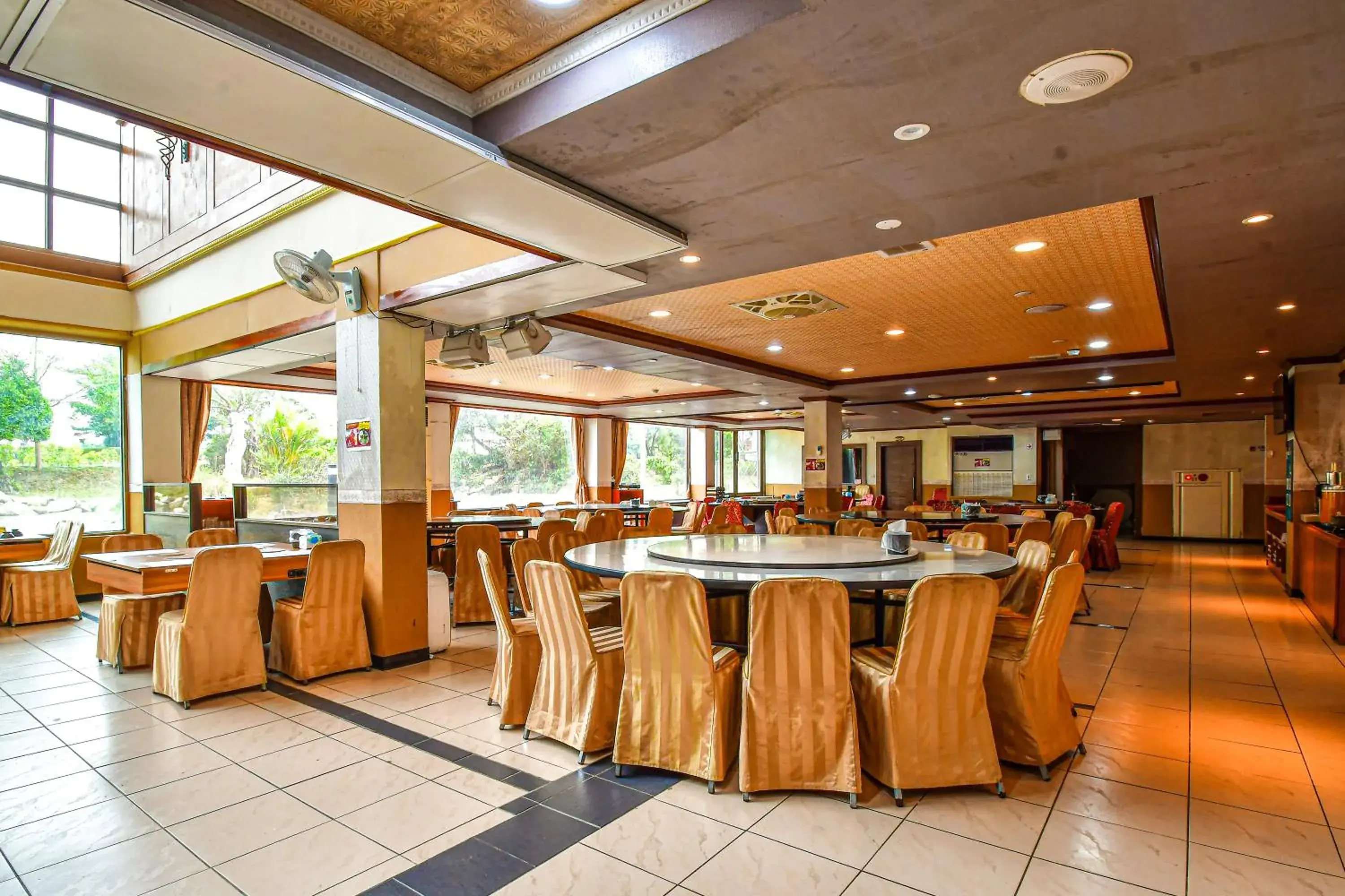 Restaurant/places to eat in Jinsa Lakeside View Resort Restaurant/places to eat in Jinsa Lakeside View Resort