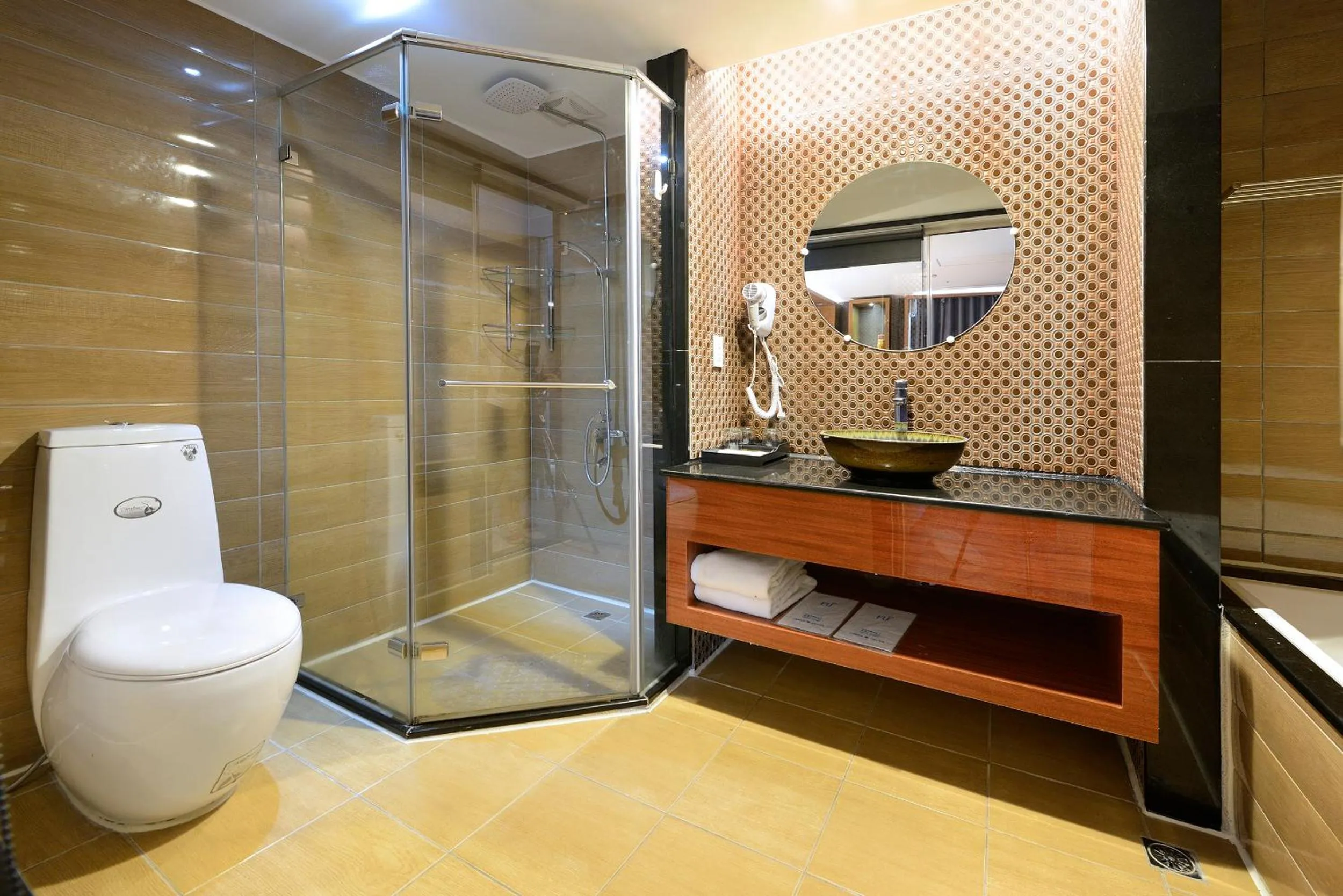 Shower in Jinsa Lakeside View Resort