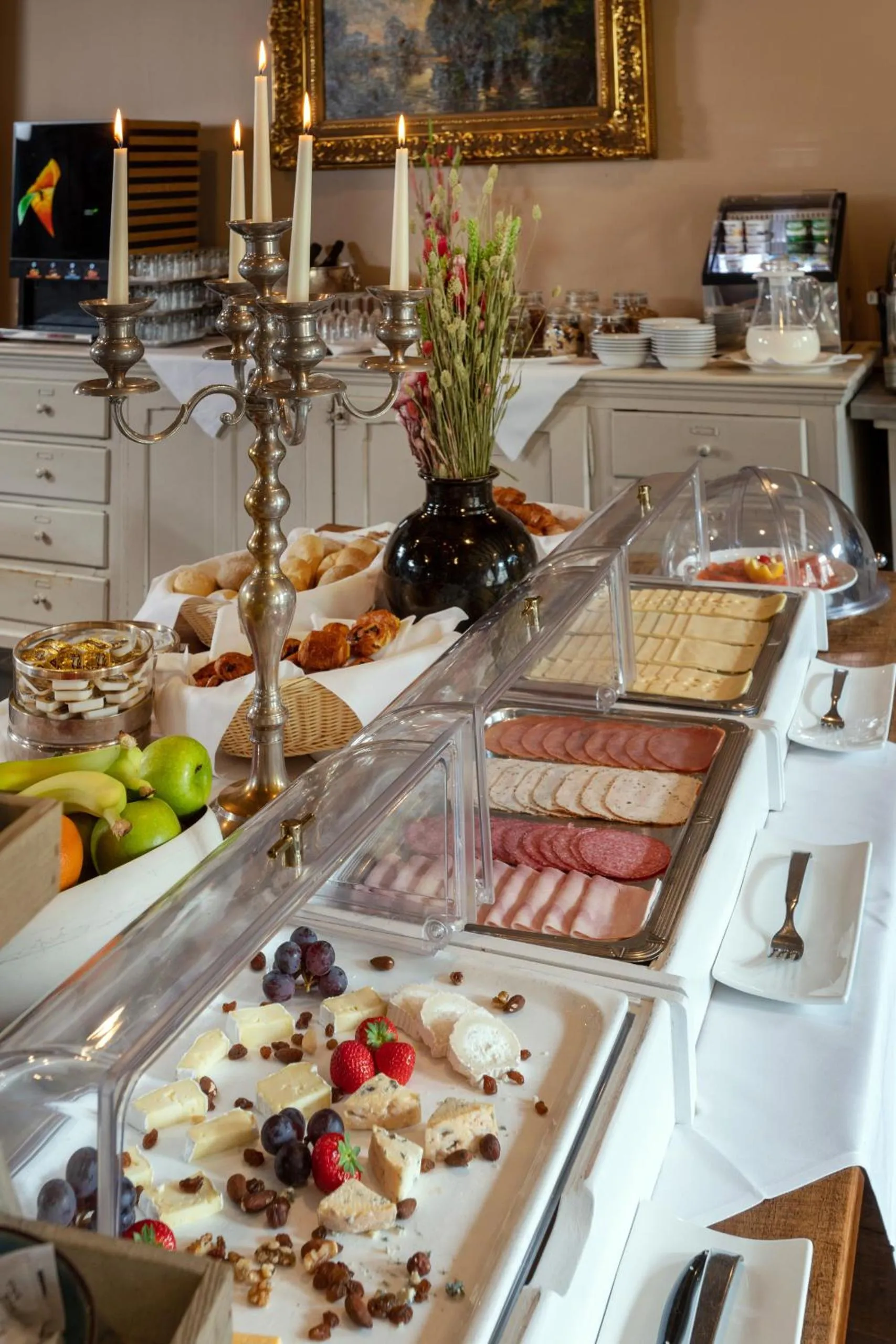 Buffet breakfast in Martin's Relais