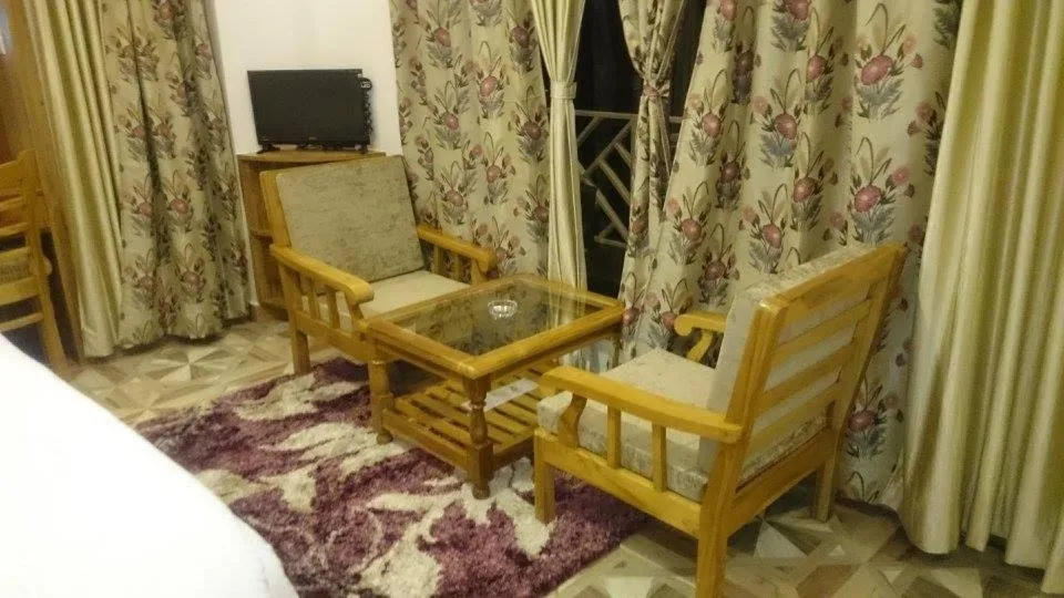 Seating area, Bed in The Golden Peak, Hotel