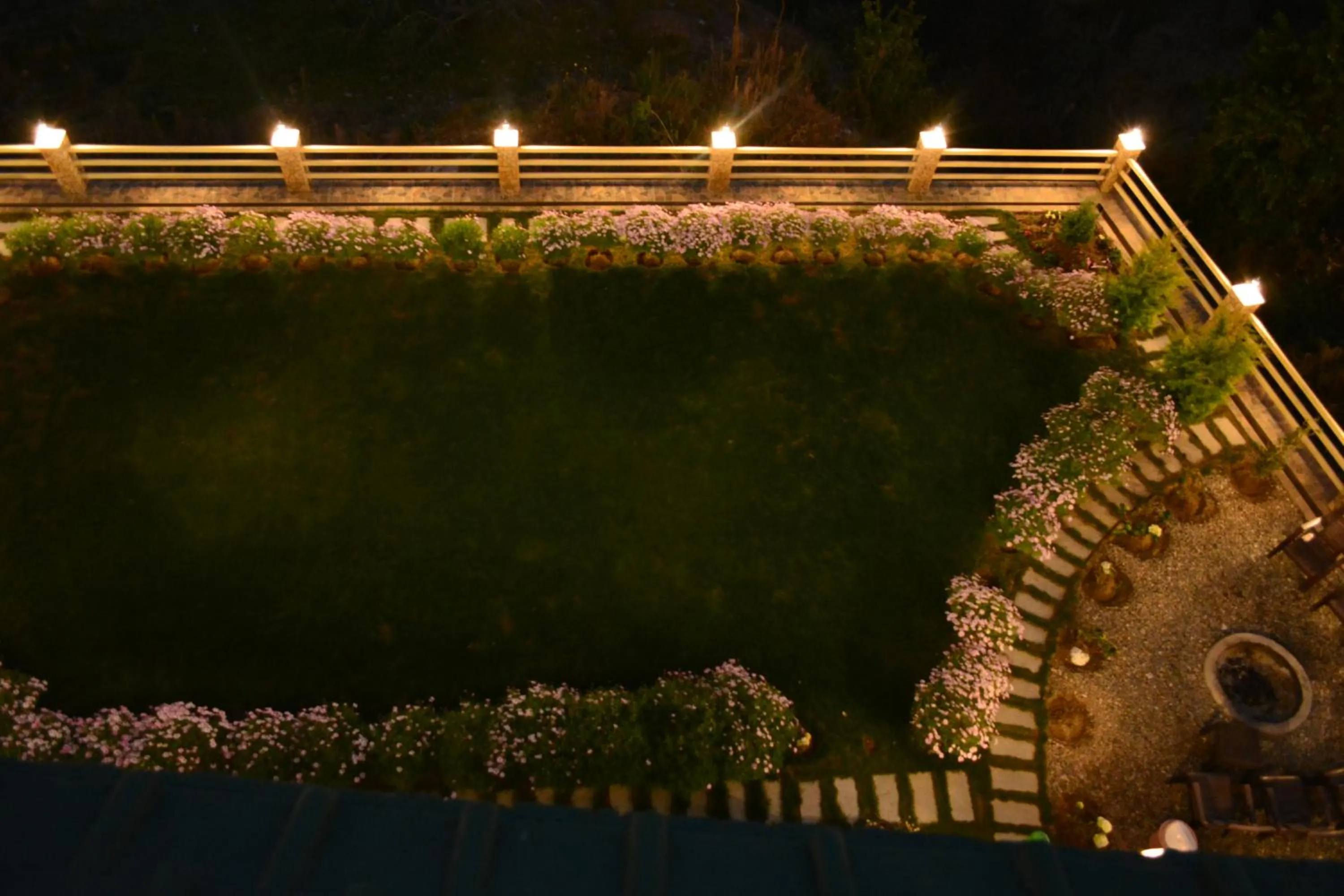Garden in The Golden Peak, Hotel
