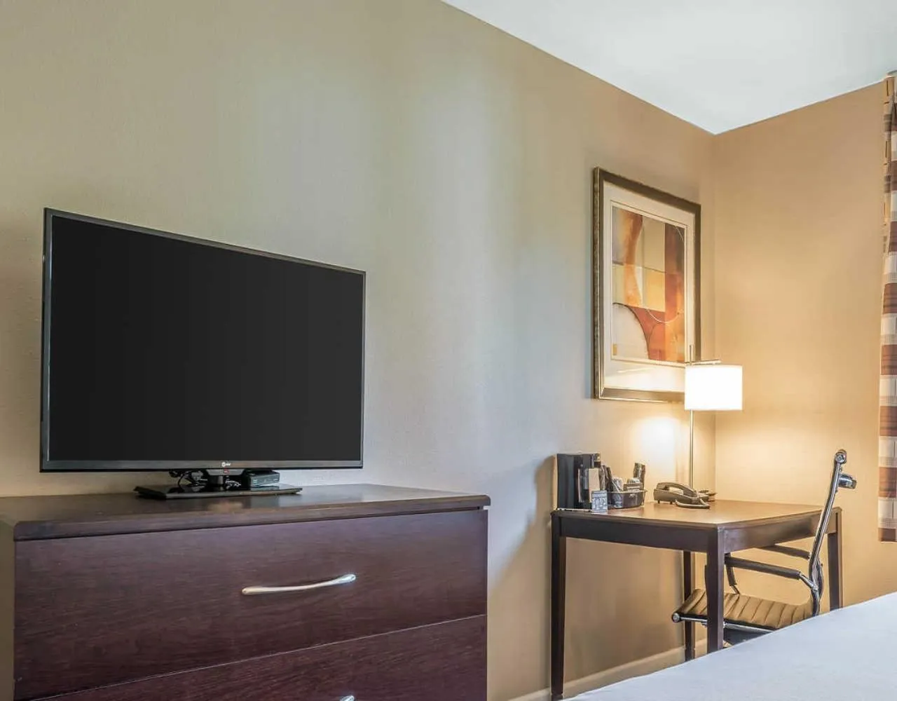 TV and multimedia in Clarion Inn Belle Vernon