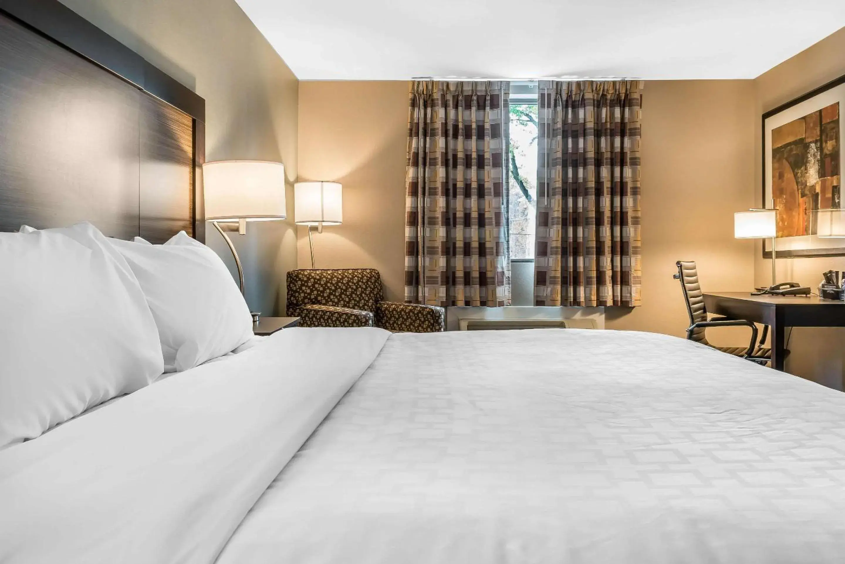 Bedroom, Bed in Clarion Inn Belle Vernon Bedroom, Bed in Clarion Inn Belle Vernon