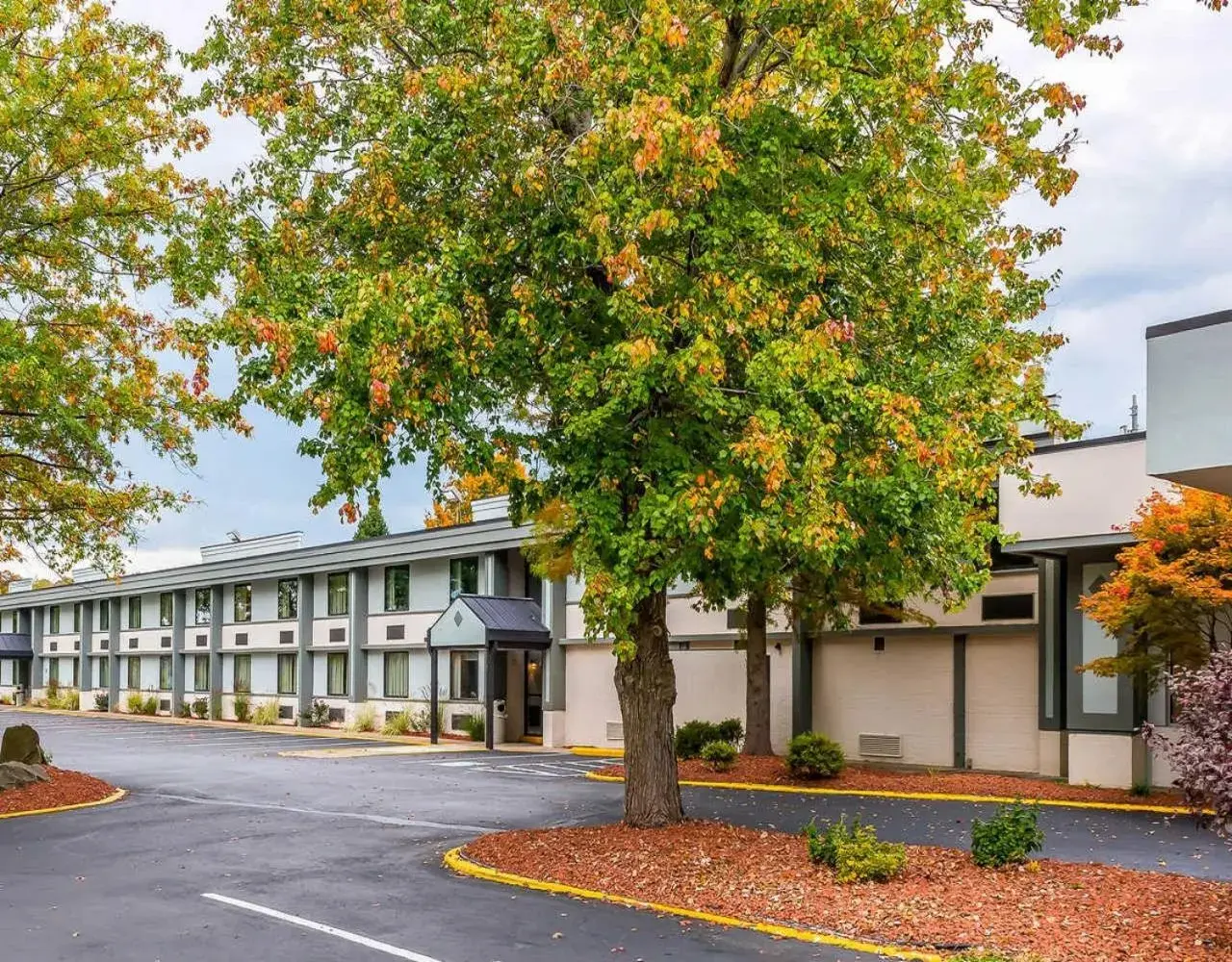 Property building in Clarion Inn Belle Vernon Property building in Clarion Inn Belle Vernon