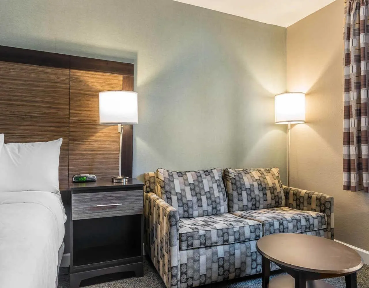 Bed in Clarion Inn Belle Vernon