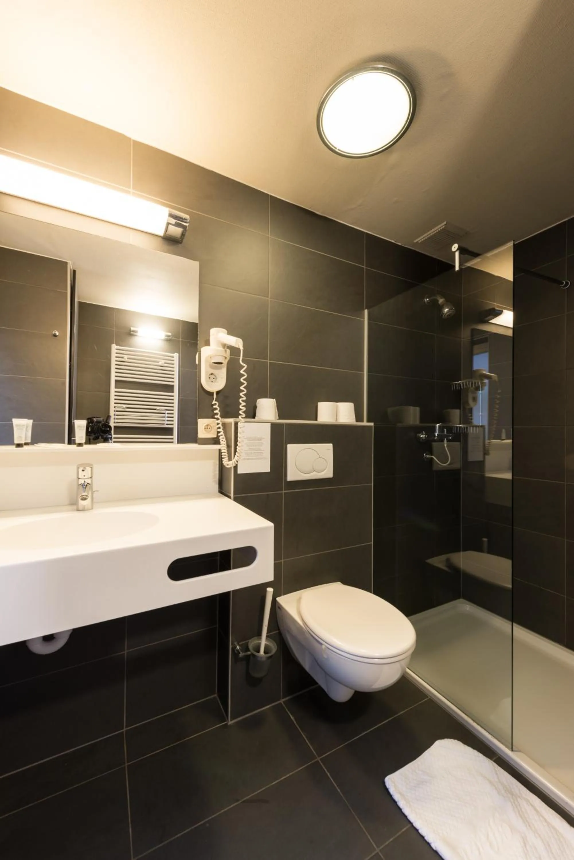 Shower in Hotel Leopold