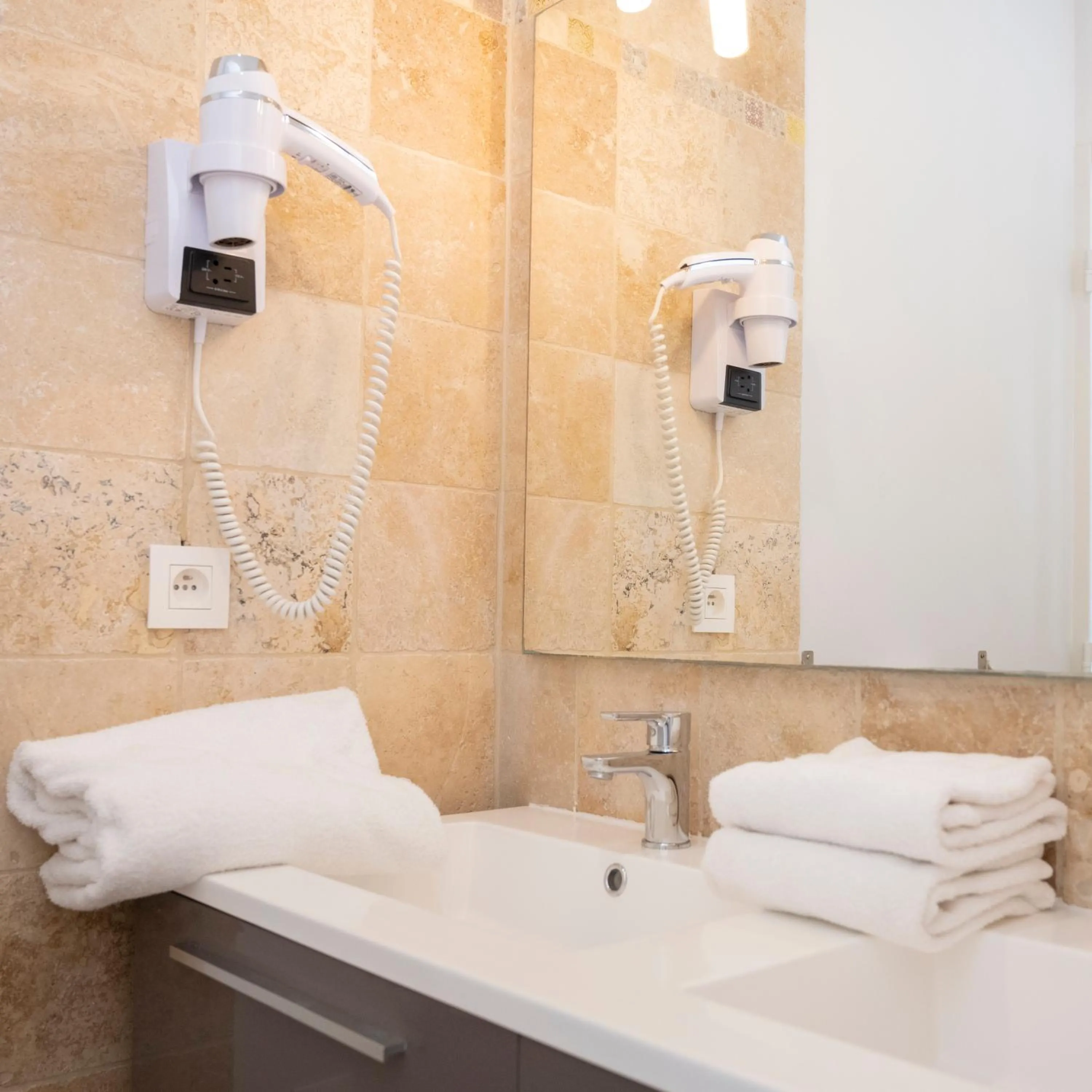 Bathroom in Hotel La Ciotat - A deux pas de l'eau