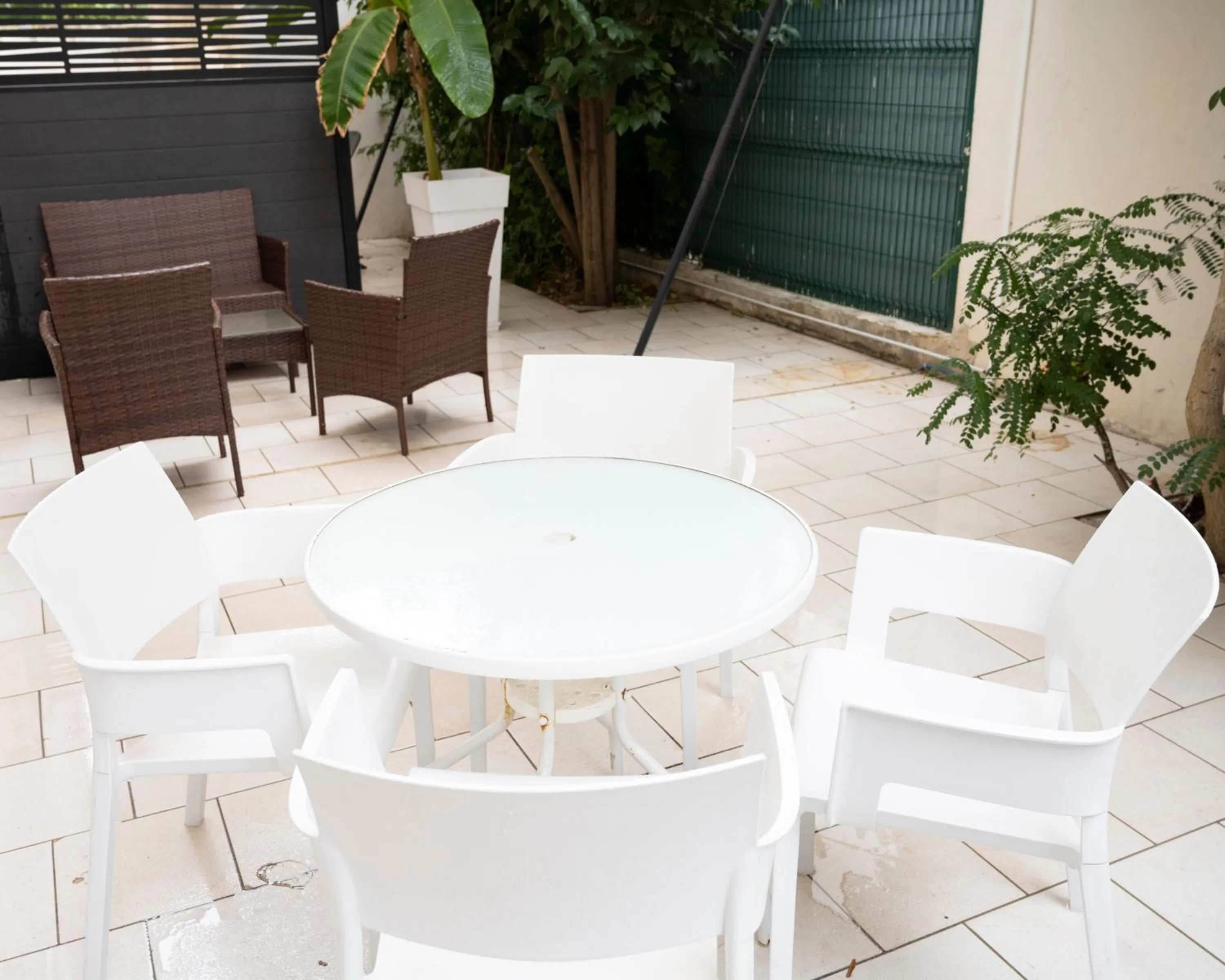 Patio in Hotel La Ciotat - A deux pas de l'eau