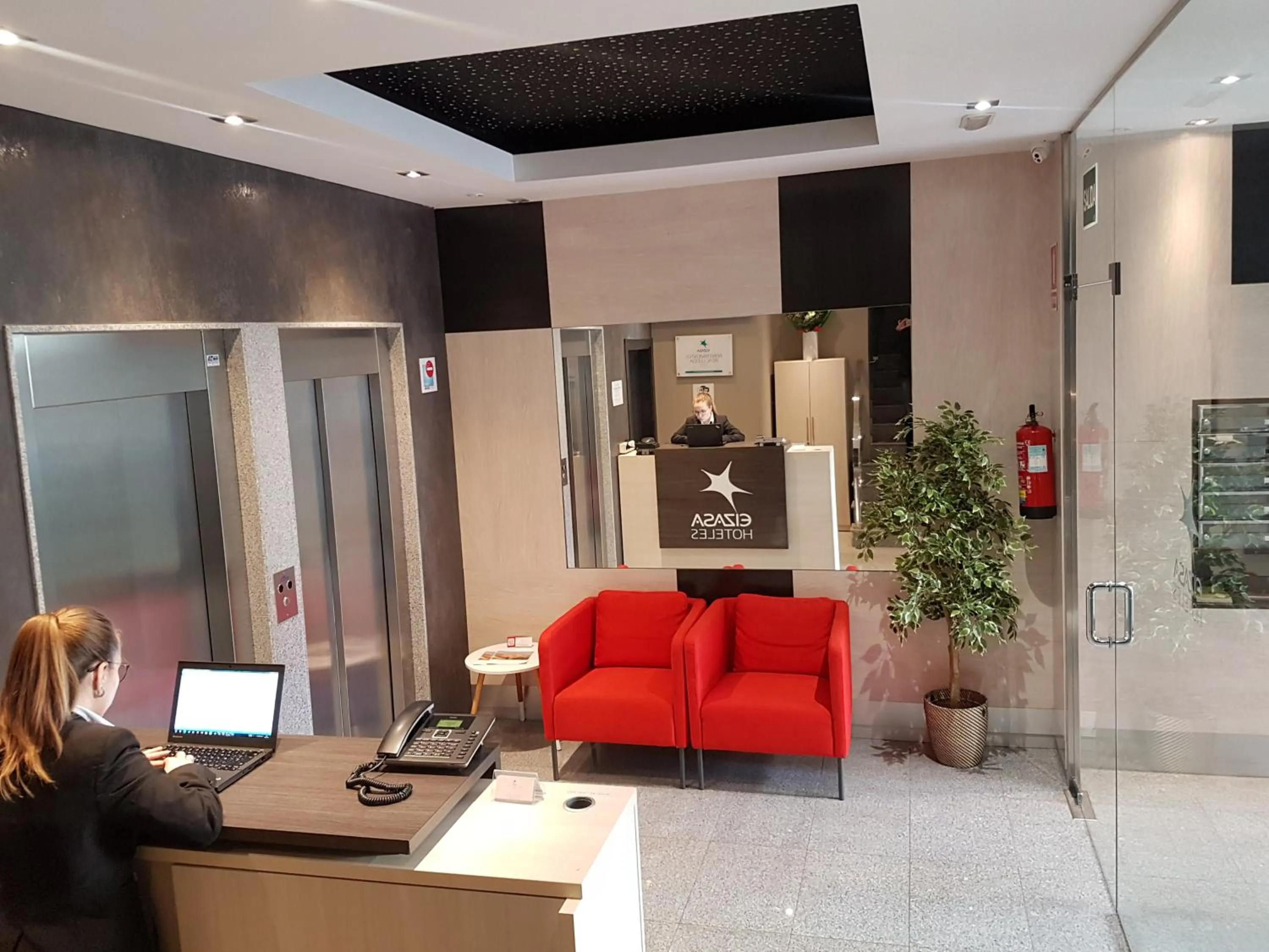 Lobby or reception in Apartamentos Real Lleida