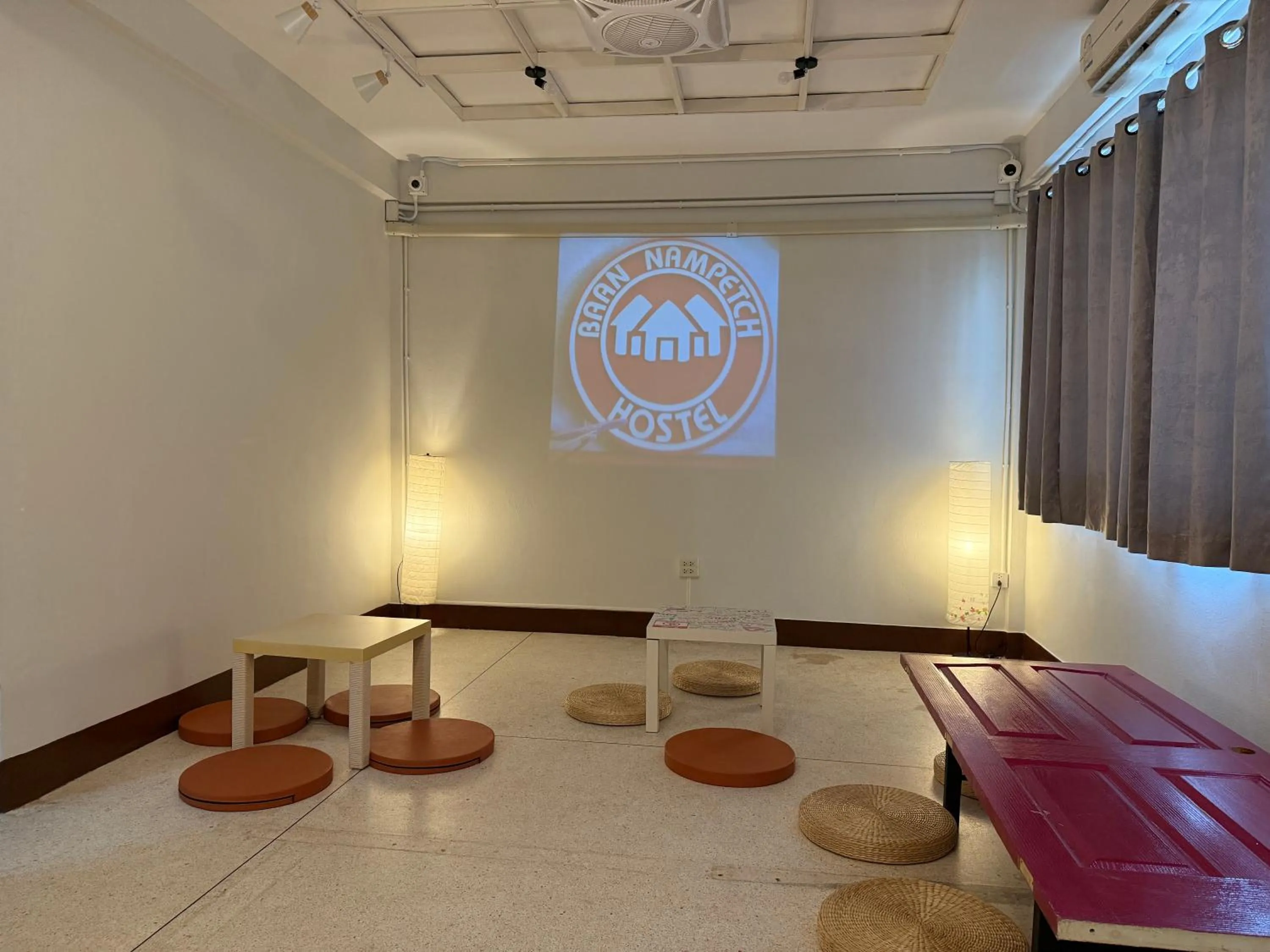 Meeting/conference room, Bed in Baan Nampetch Hostel