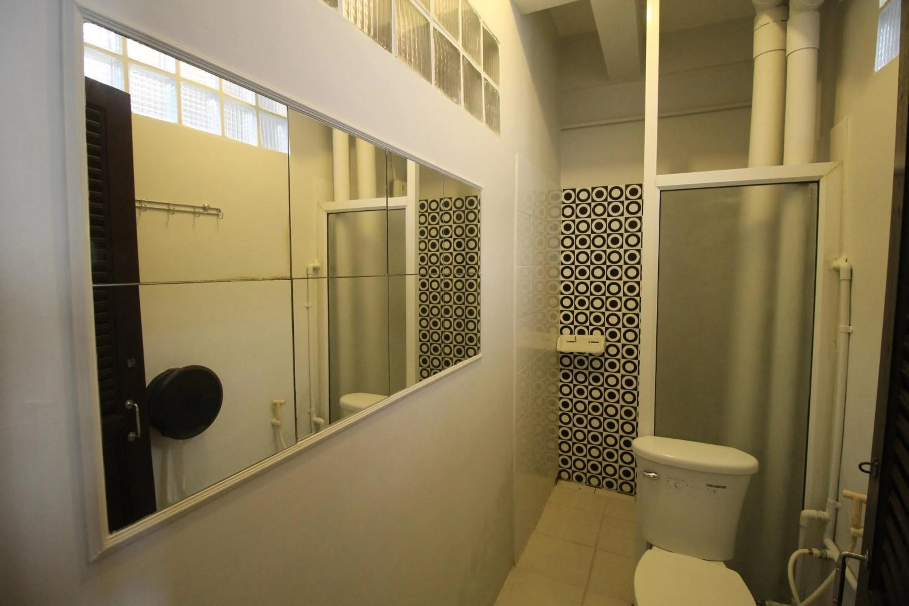 Shower in Baan Nampetch Hostel