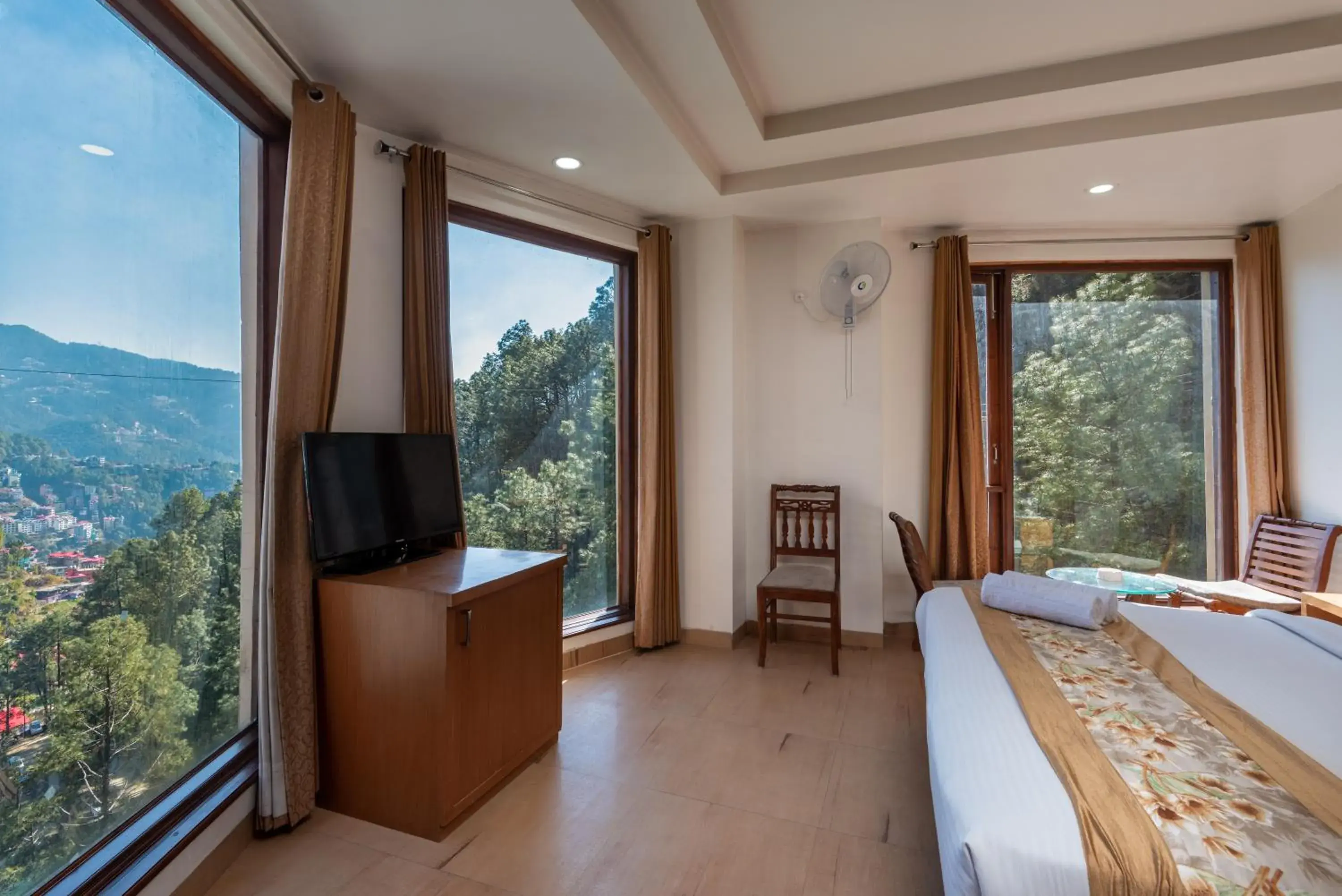 Communal lounge/ TV room, Bed in Rock Castle By DLS Hotels Communal lounge/ TV room, Bed in Rock Castle By DLS Hotels