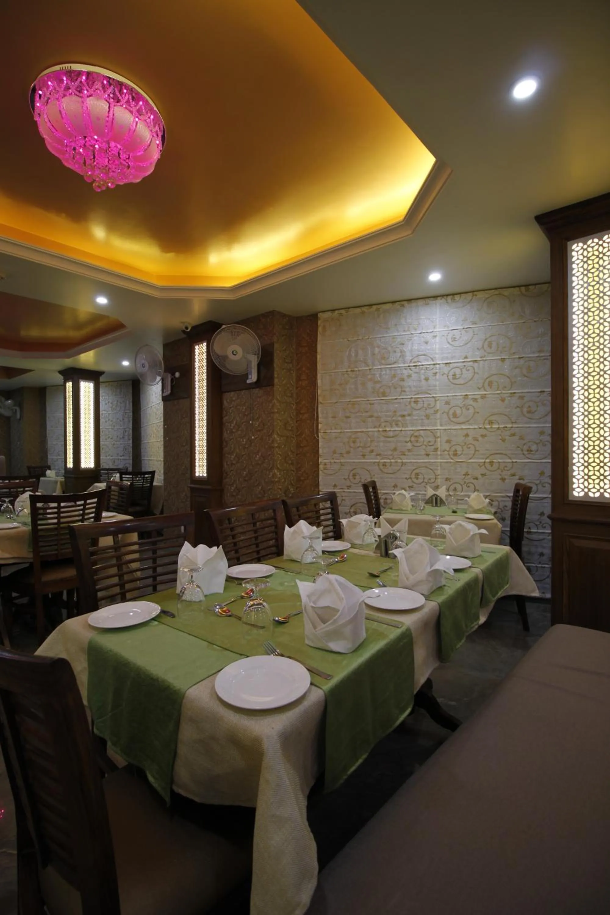 Restaurant/places to eat in Rock Castle By DLS Hotels