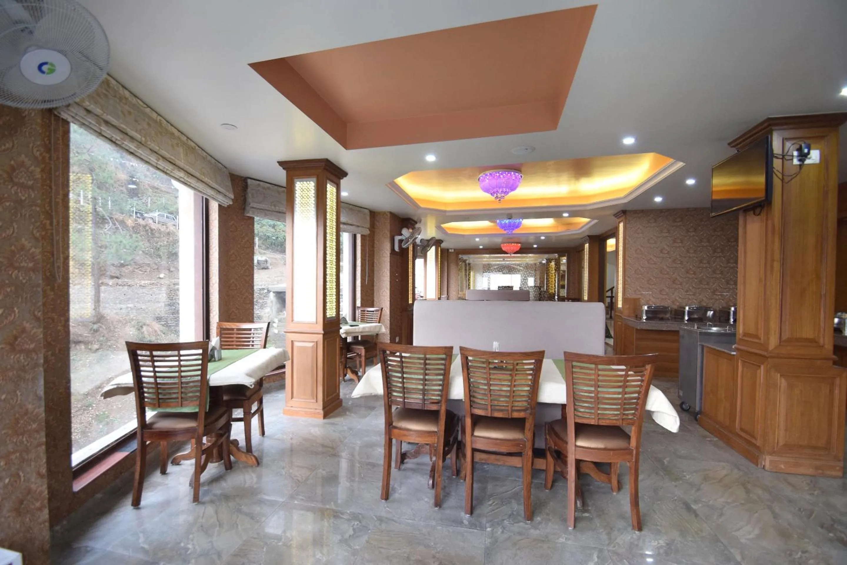 Restaurant/places to eat in Rock Castle By DLS Hotels