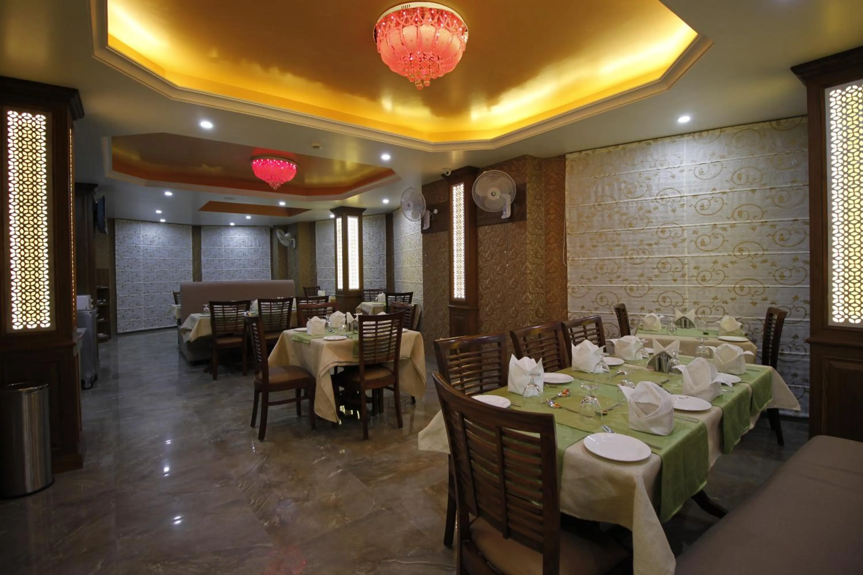 Restaurant/places to eat in Rock Castle By DLS Hotels