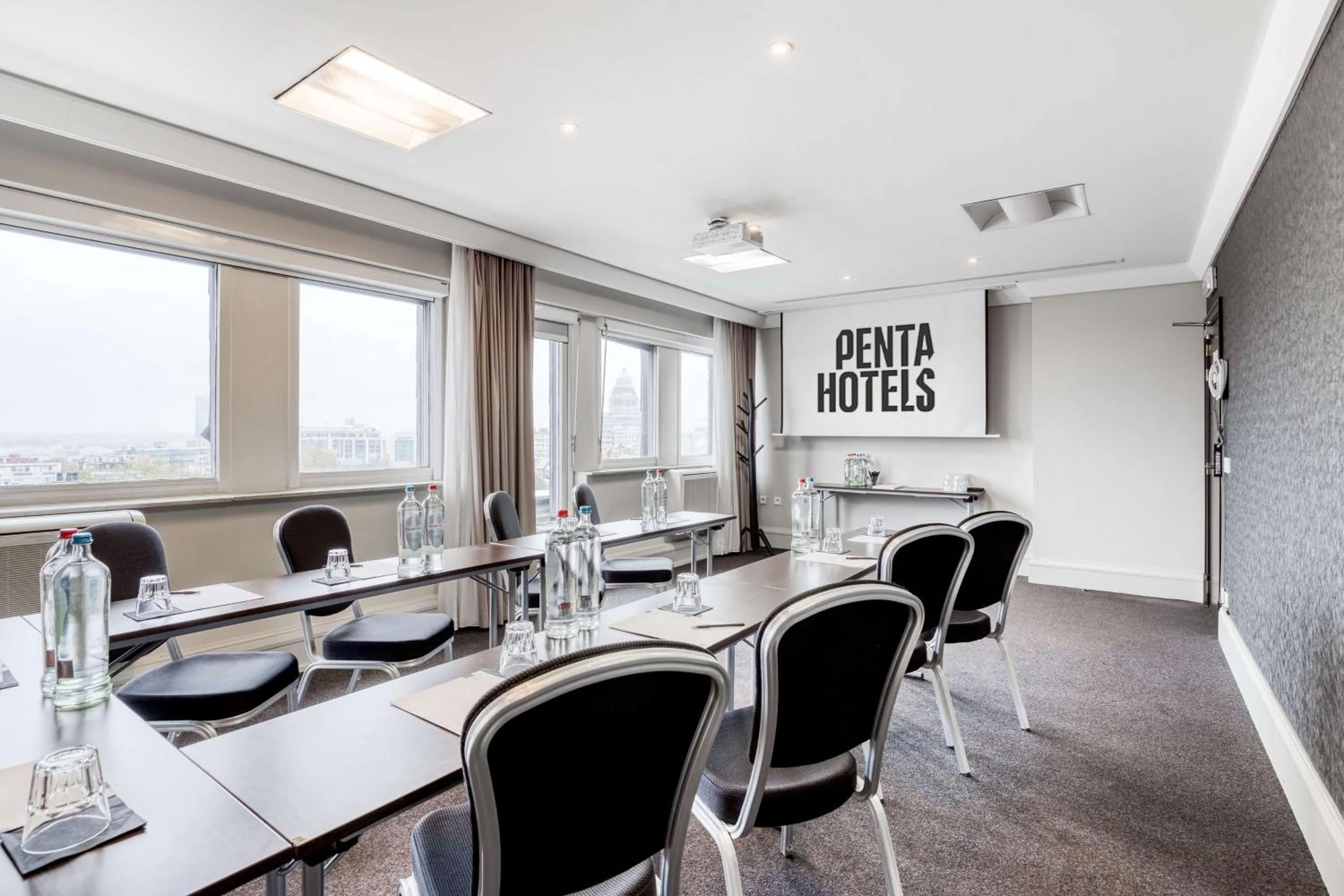 Photo of the whole room in pentahotel Brussels City Centre