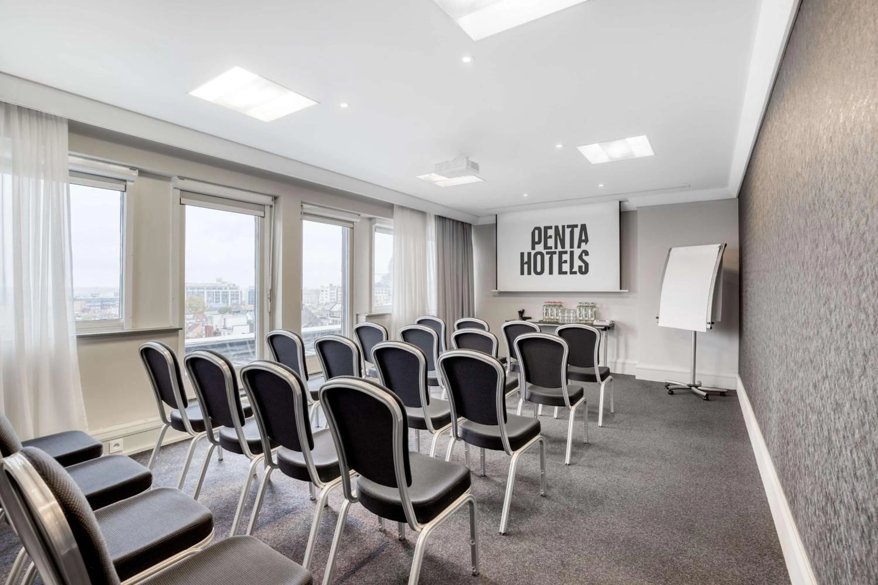 Photo of the whole room in pentahotel Brussels City Centre