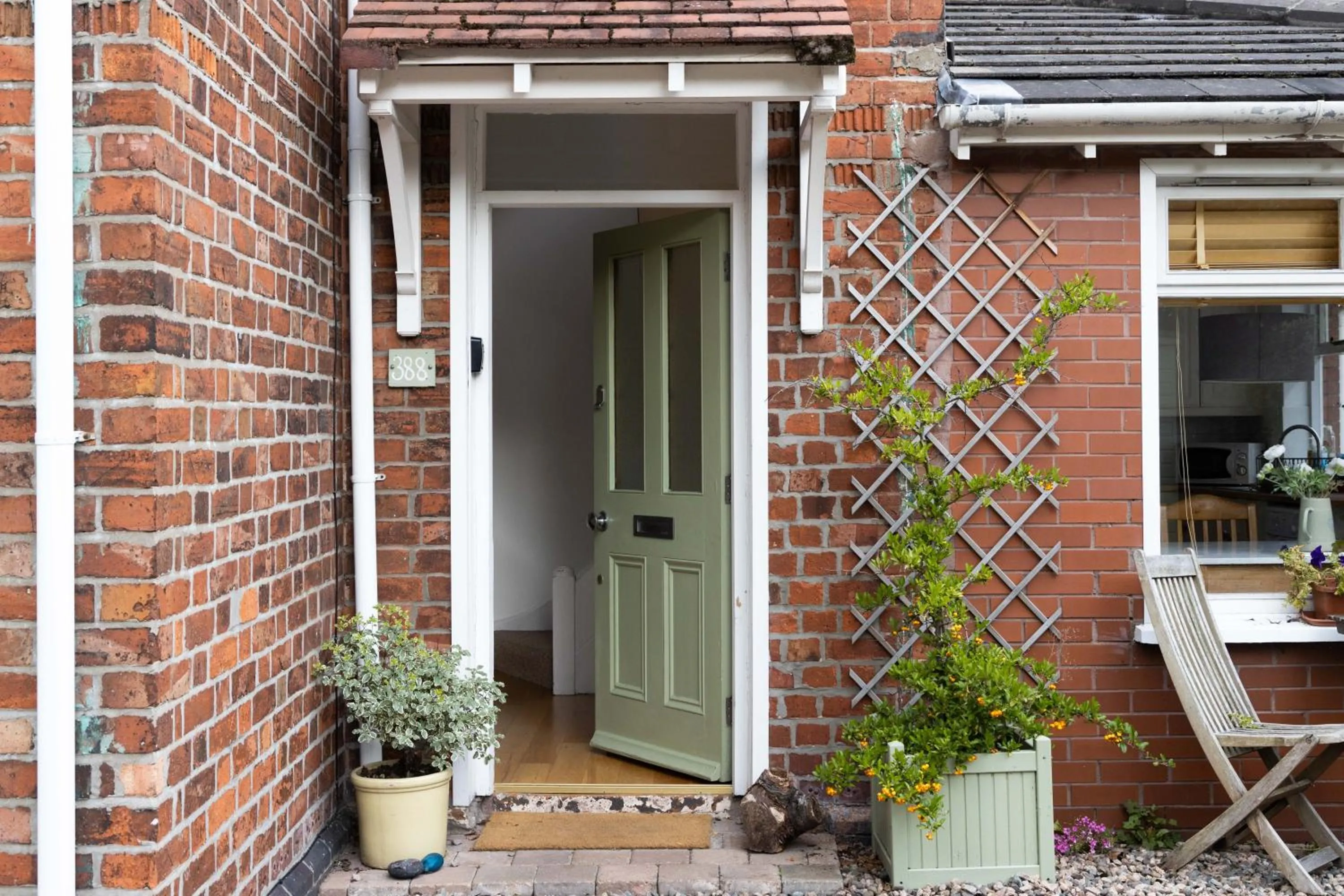 Stylish 2BR Cottage Garden & Parking 5 mins to Titanic