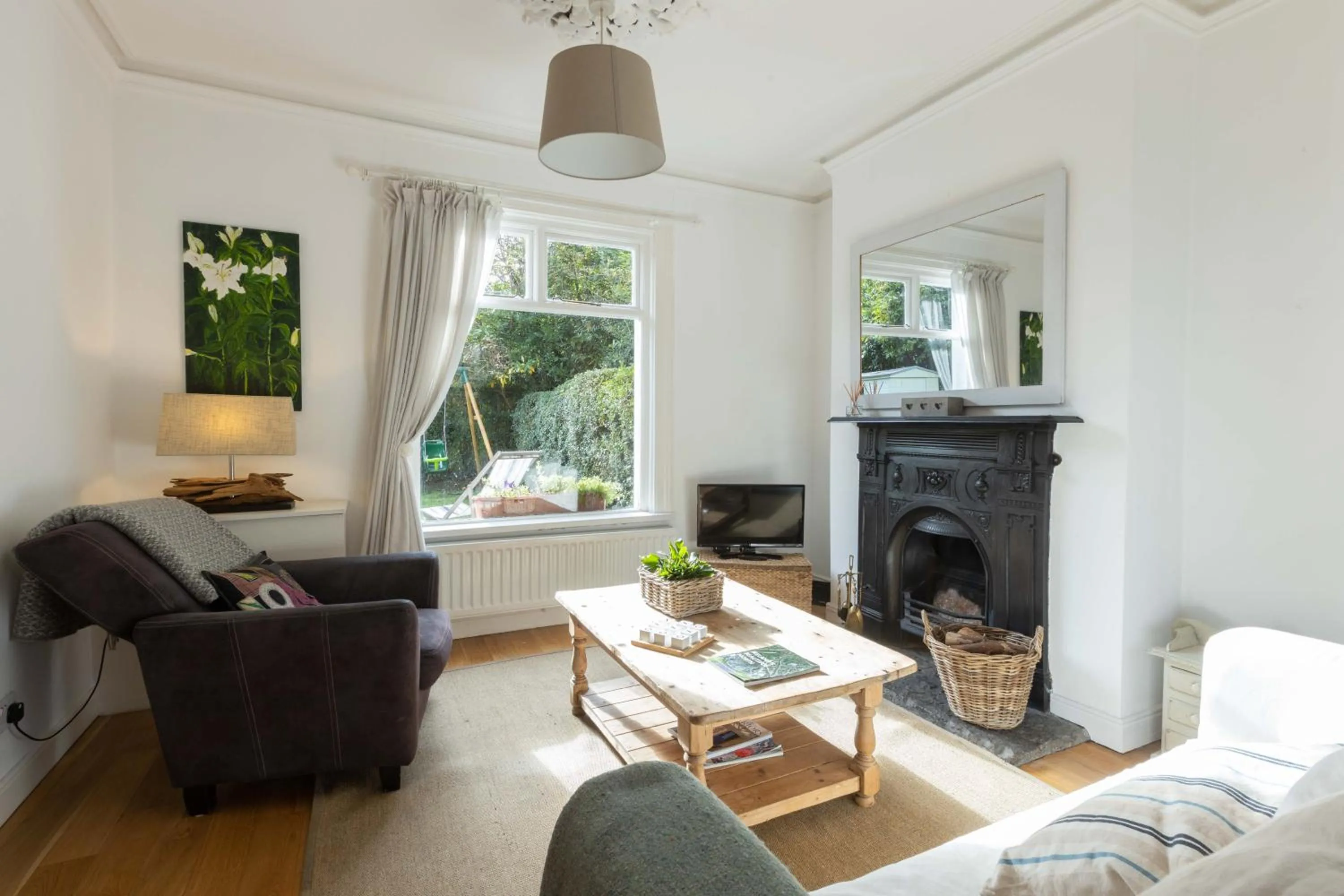 Stylish 2BR Cottage Garden & Parking 5 mins to Titanic