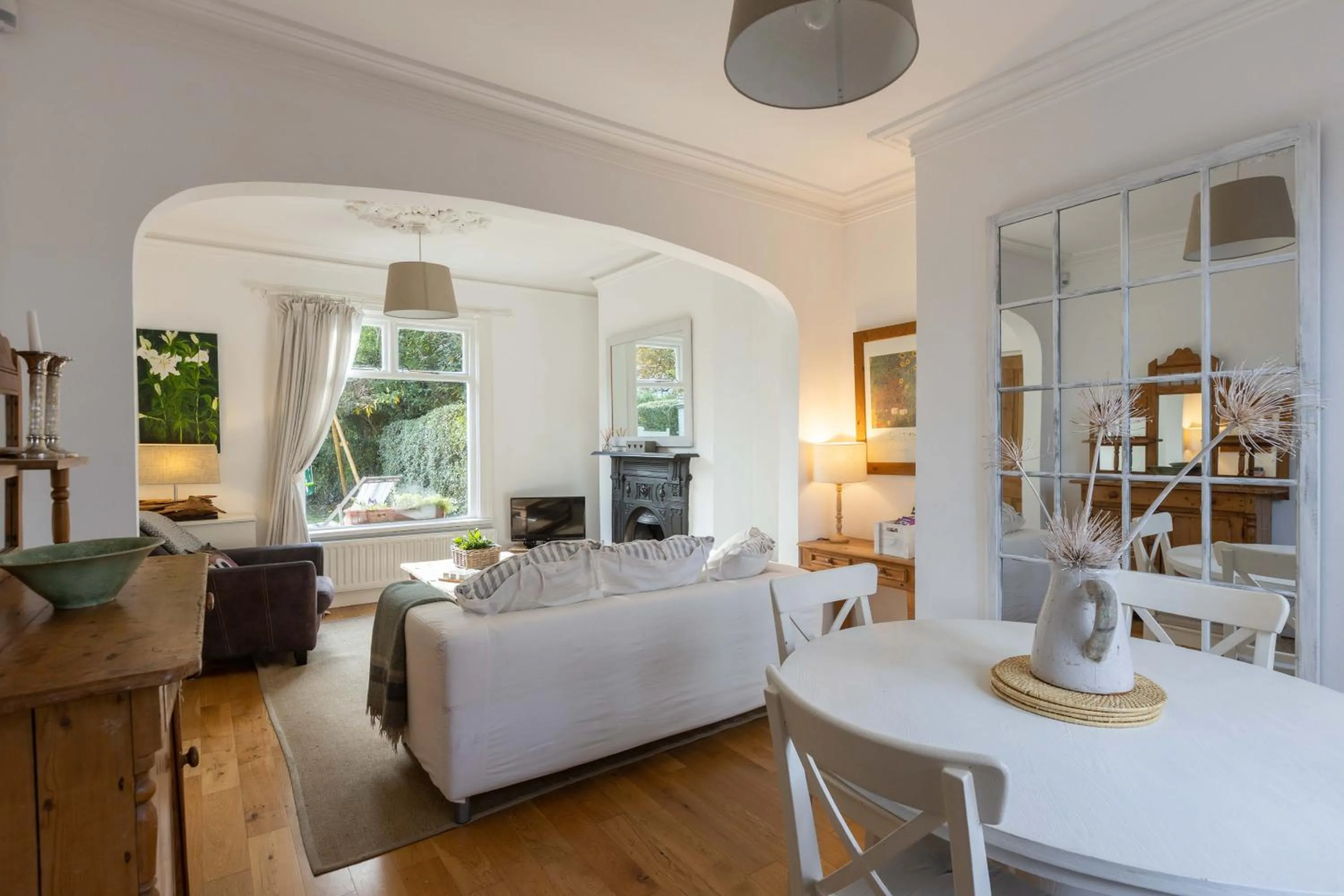 Stylish 2BR Cottage Garden & Parking 5 mins to Titanic