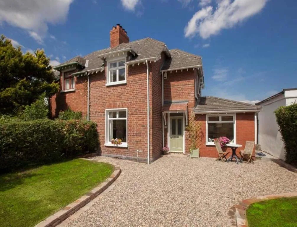 Stylish 2BR Cottage Garden & Parking 5 mins to Titanic