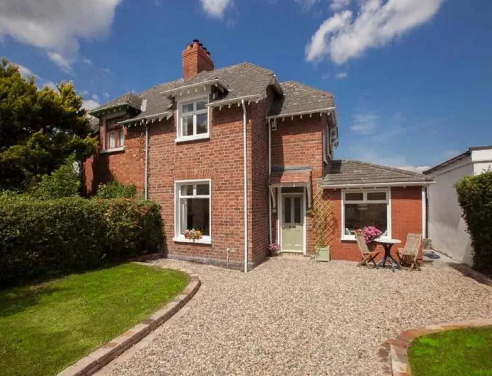 Stylish 2BR Cottage Garden & Parking 5 mins to Titanic Stylish 2BR Cottage Garden & Parking 5 mins to Titanic