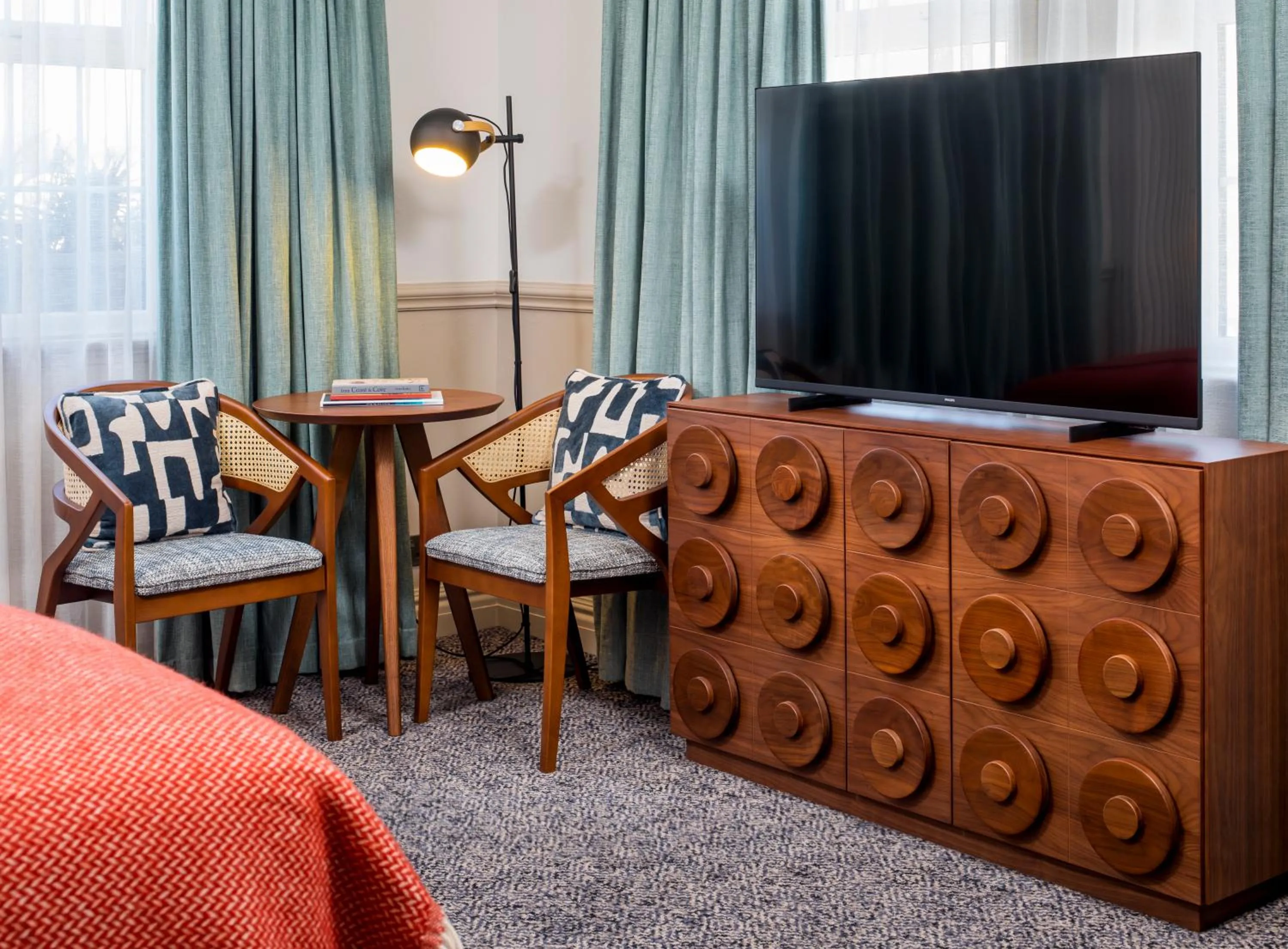 TV and multimedia in The White Horses by Everly Hotels Collection