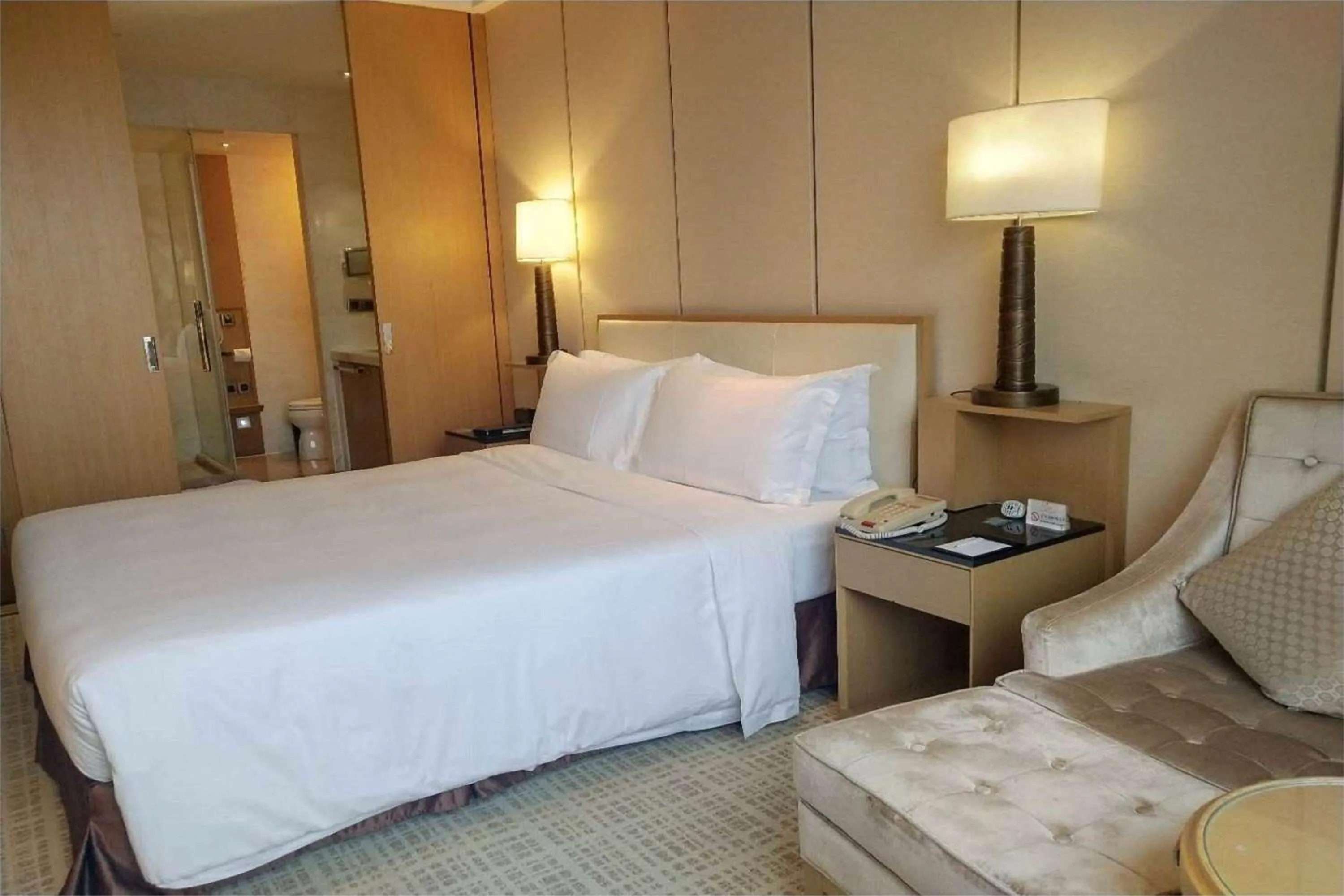 Photo of the whole room, Bed in Ramada Plaza Qiandeng Kunshan