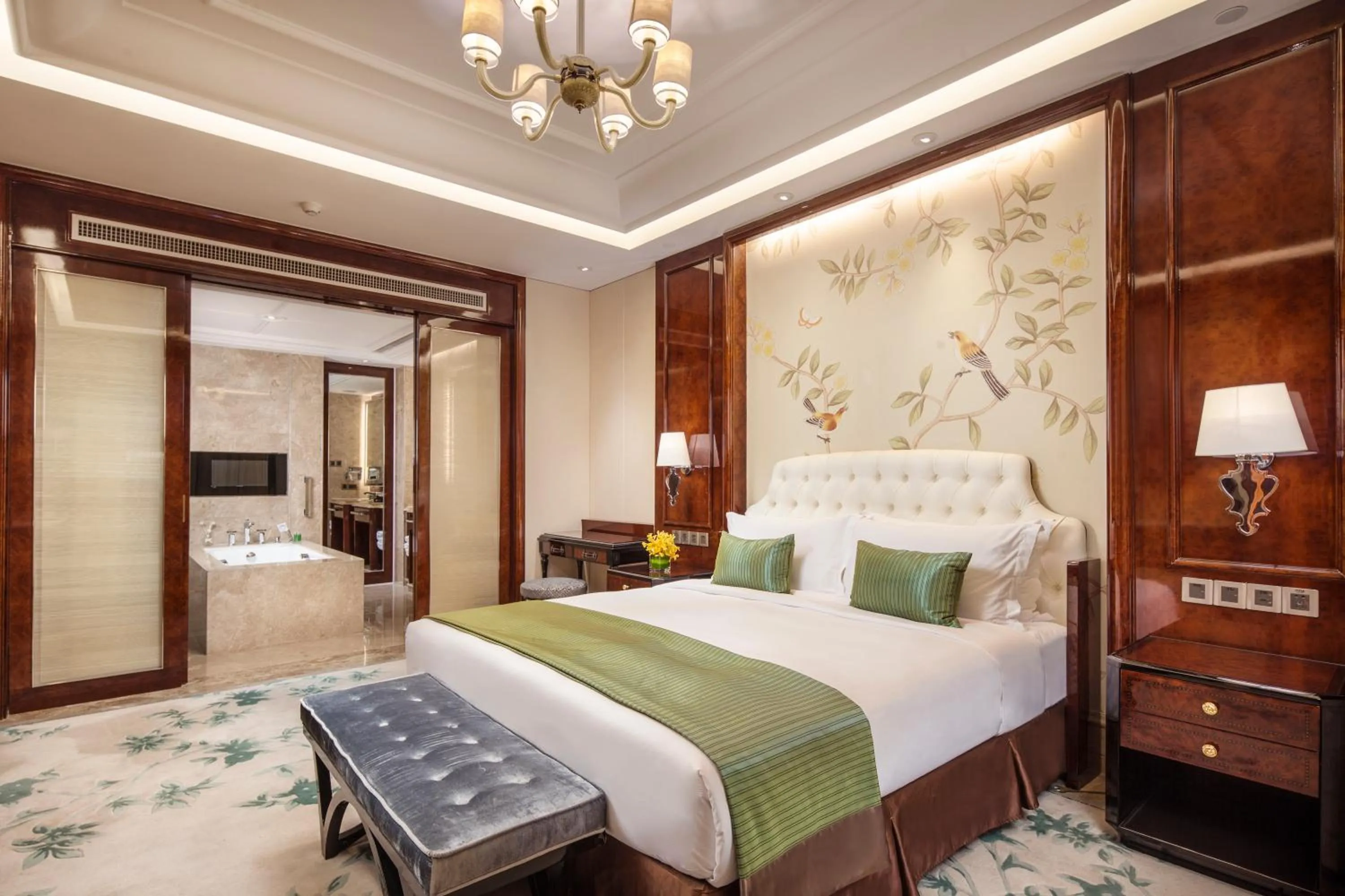 Bed in Ramada Plaza Qiandeng Kunshan