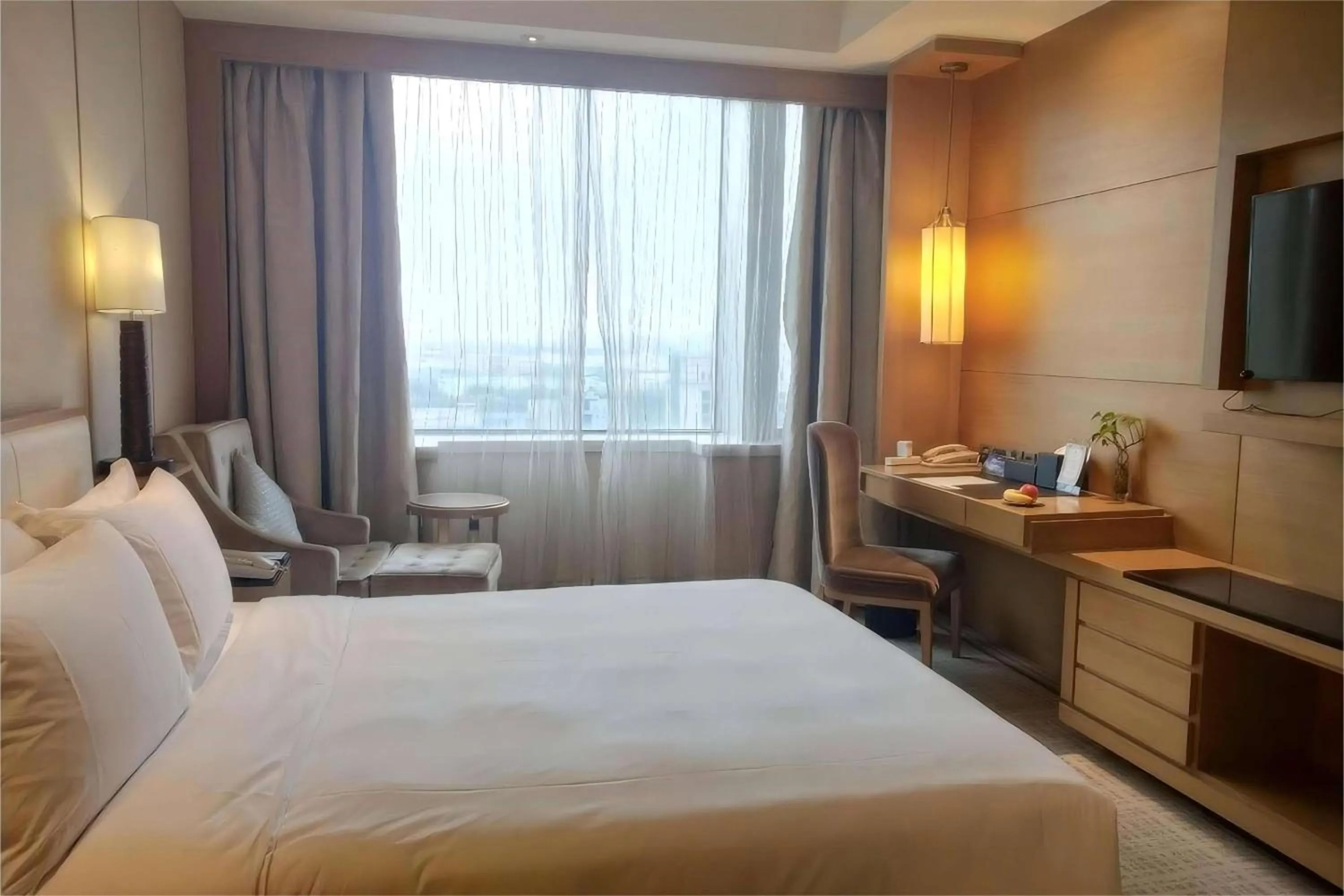 Photo of the whole room, Bed in Ramada Plaza Qiandeng Kunshan