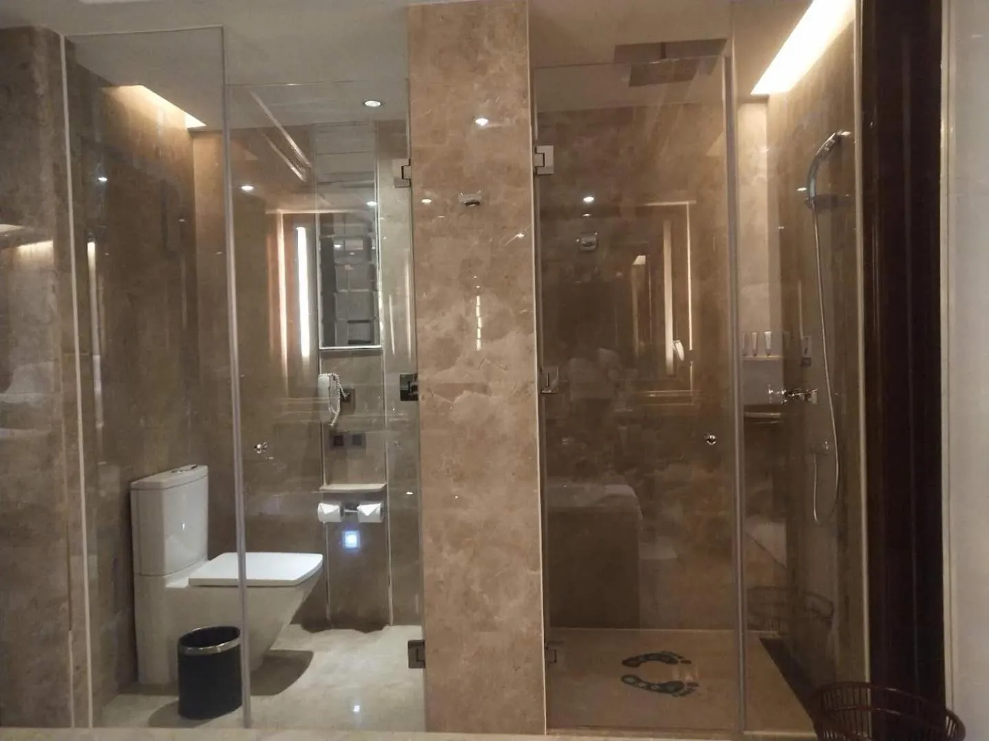 Shower in Ramada Plaza Qiandeng Kunshan