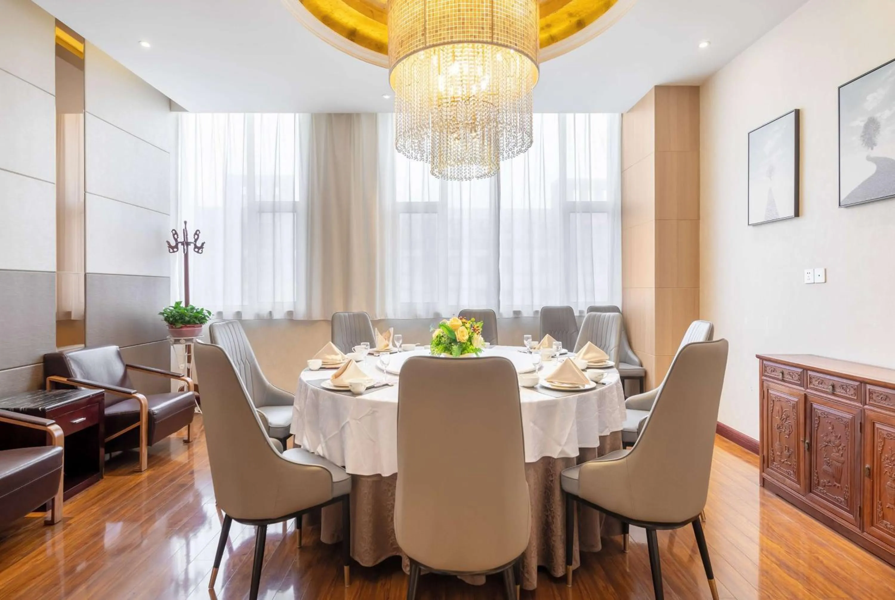 Bed, Restaurant/Places to Eat in Ramada Linyi North