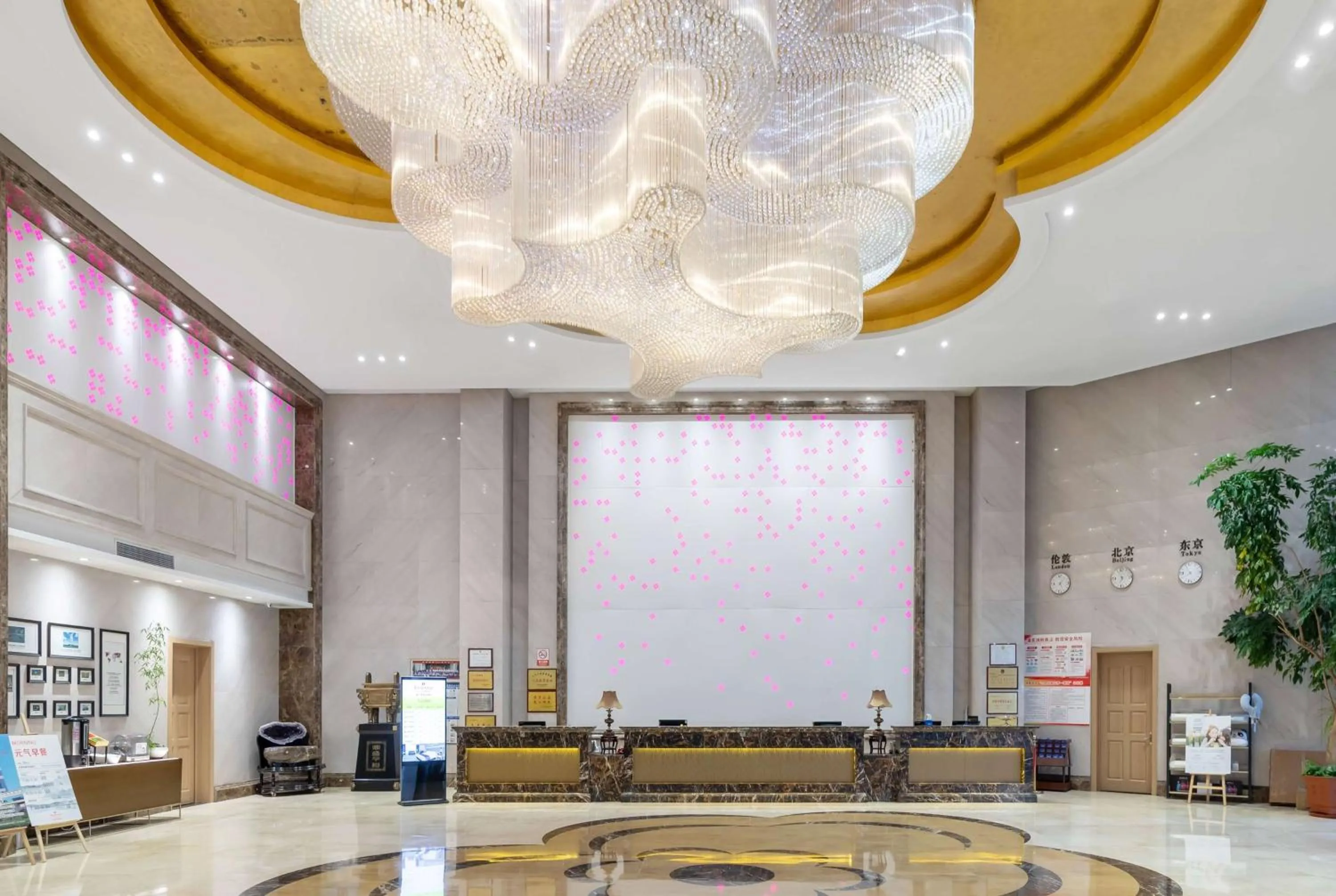 Lobby or reception in Ramada Linyi North