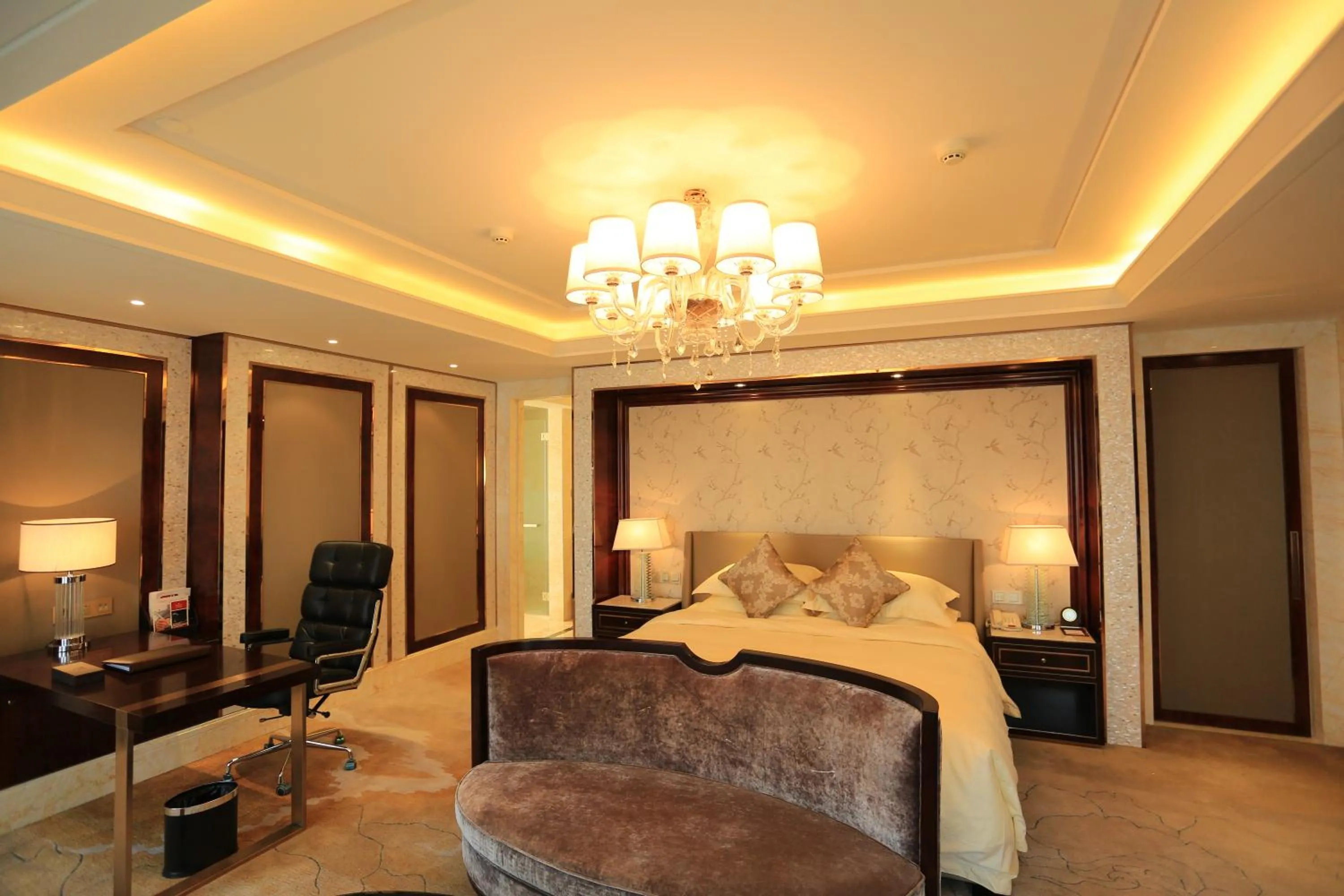 Bed in Ramada Yiyang Taojiang