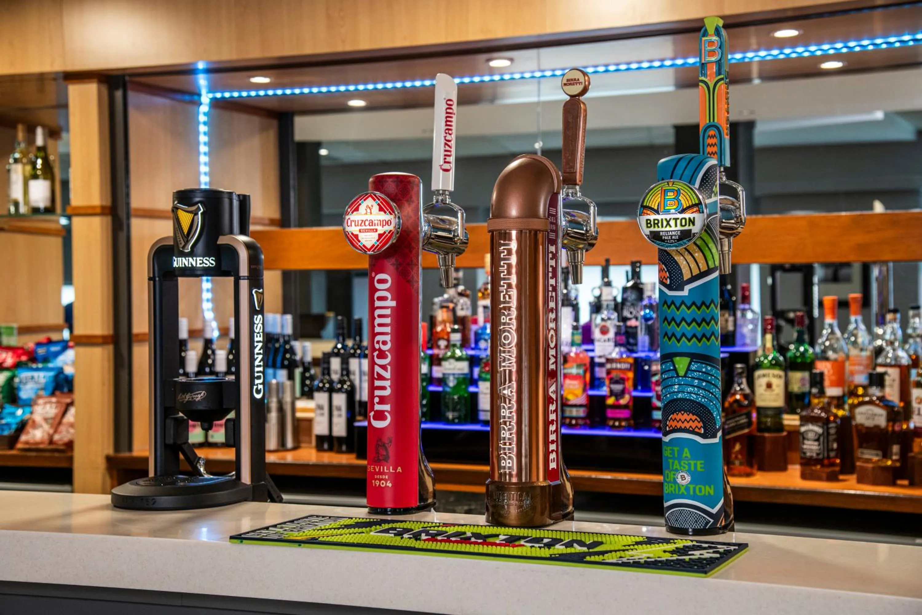 Lounge or bar in Holiday Inn Express - Glasgow - City Ctr Riverside by IHG