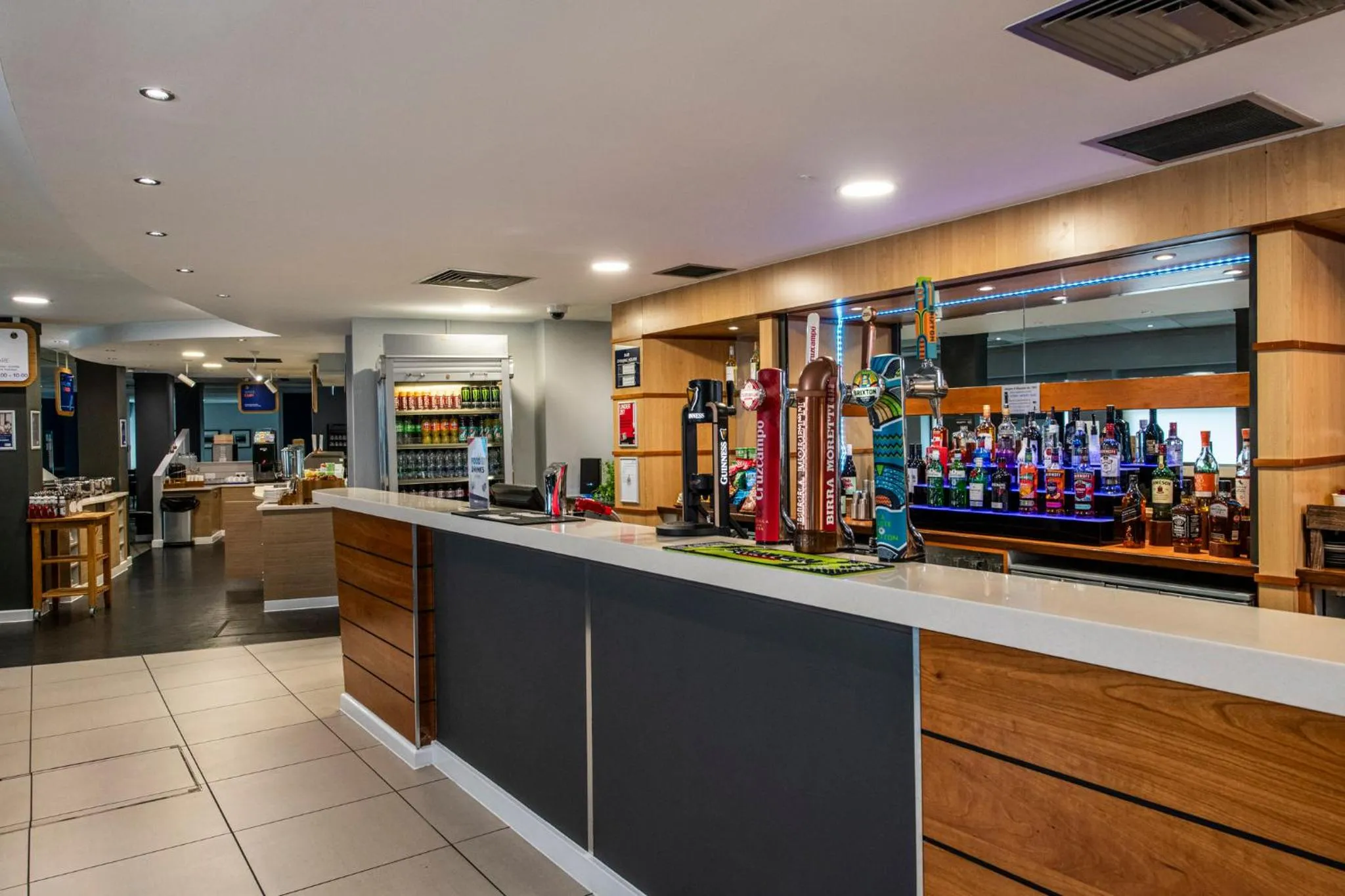 Lounge or bar in Holiday Inn Express - Glasgow - City Ctr Riverside by IHG