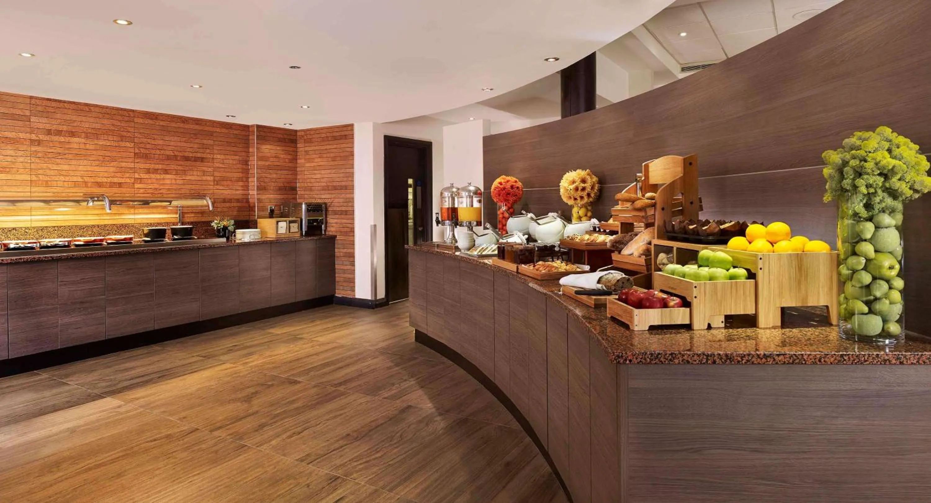 Food and drinks in DoubleTree by Hilton Woking