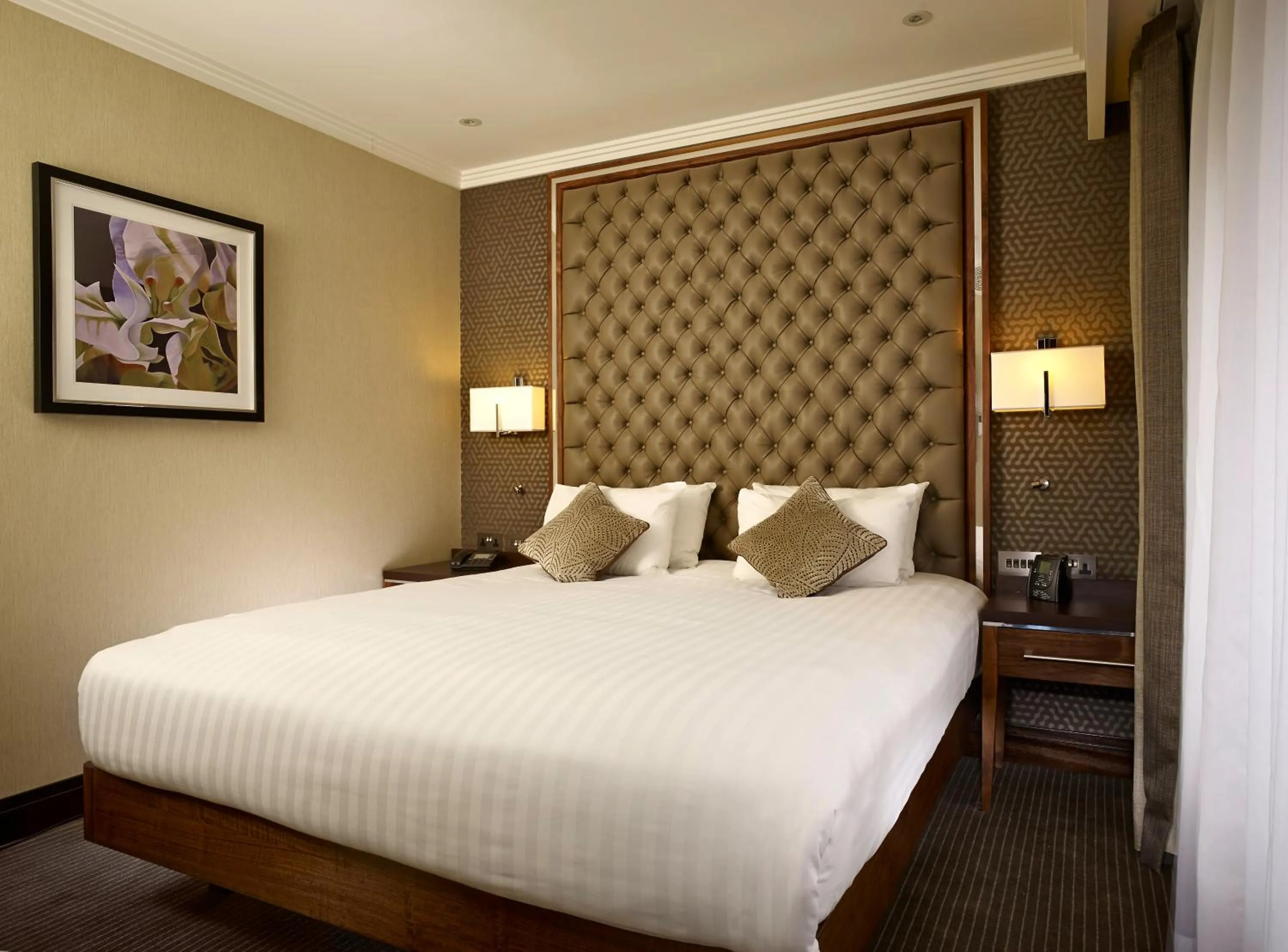 Bedroom, Bed in DoubleTree by Hilton Woking