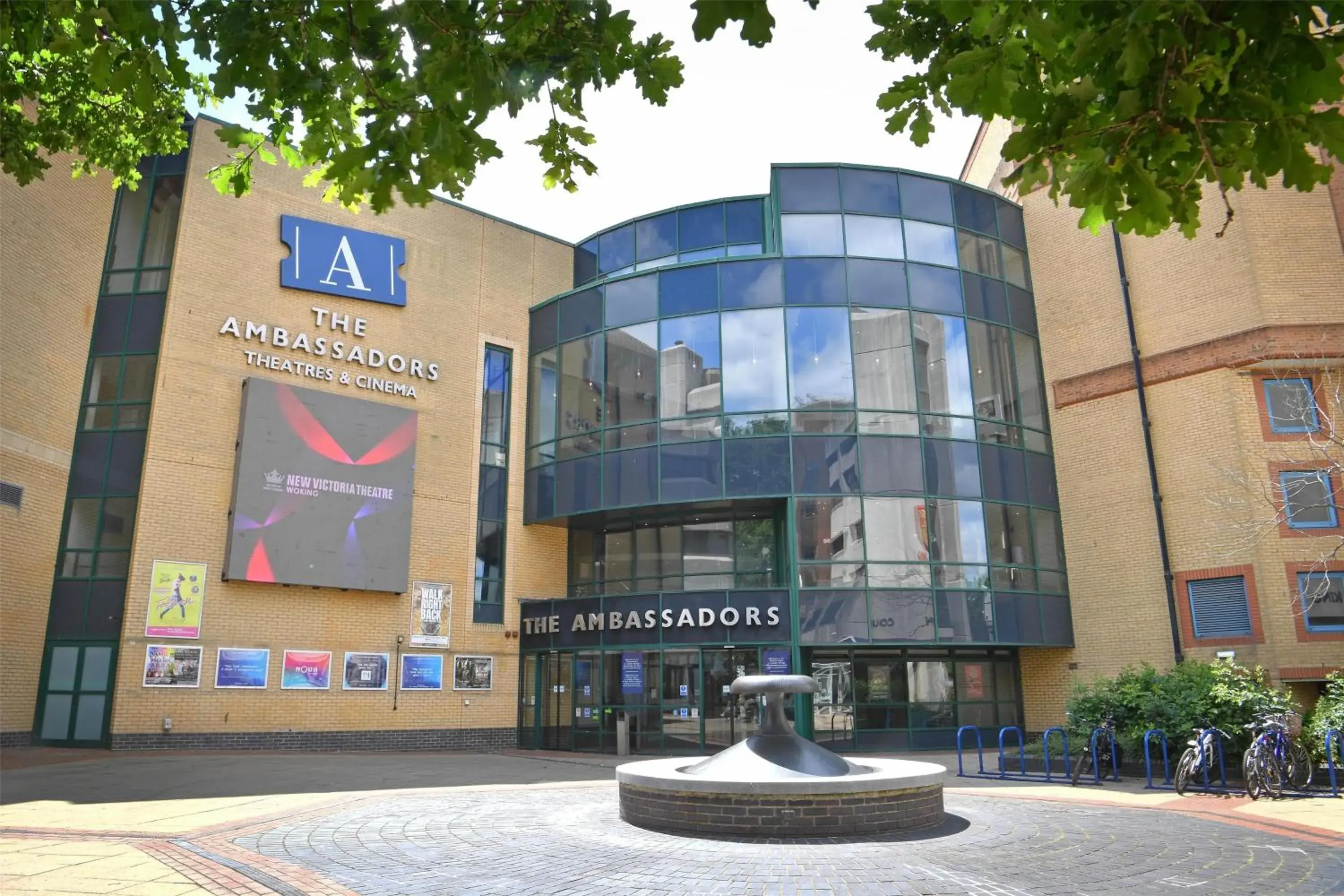 Property building in DoubleTree by Hilton Woking Property building in DoubleTree by Hilton Woking