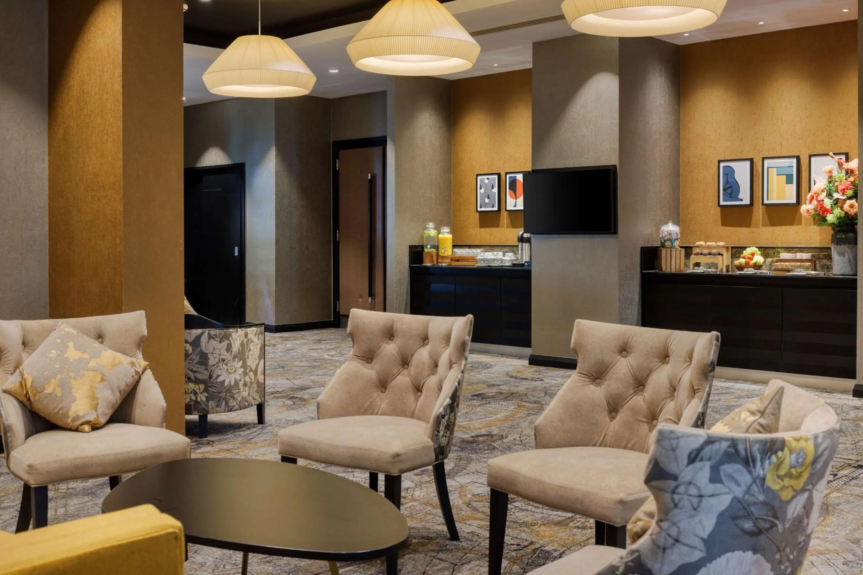 Lobby or reception in DoubleTree by Hilton Woking