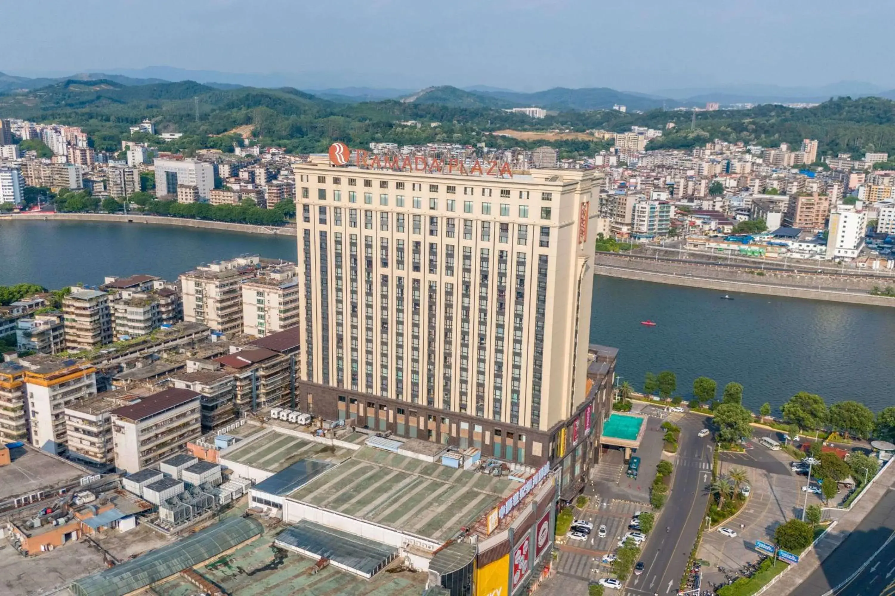 Property building in Ramada Plaza Shaoguan City Centre Property building in Ramada Plaza Shaoguan City Centre